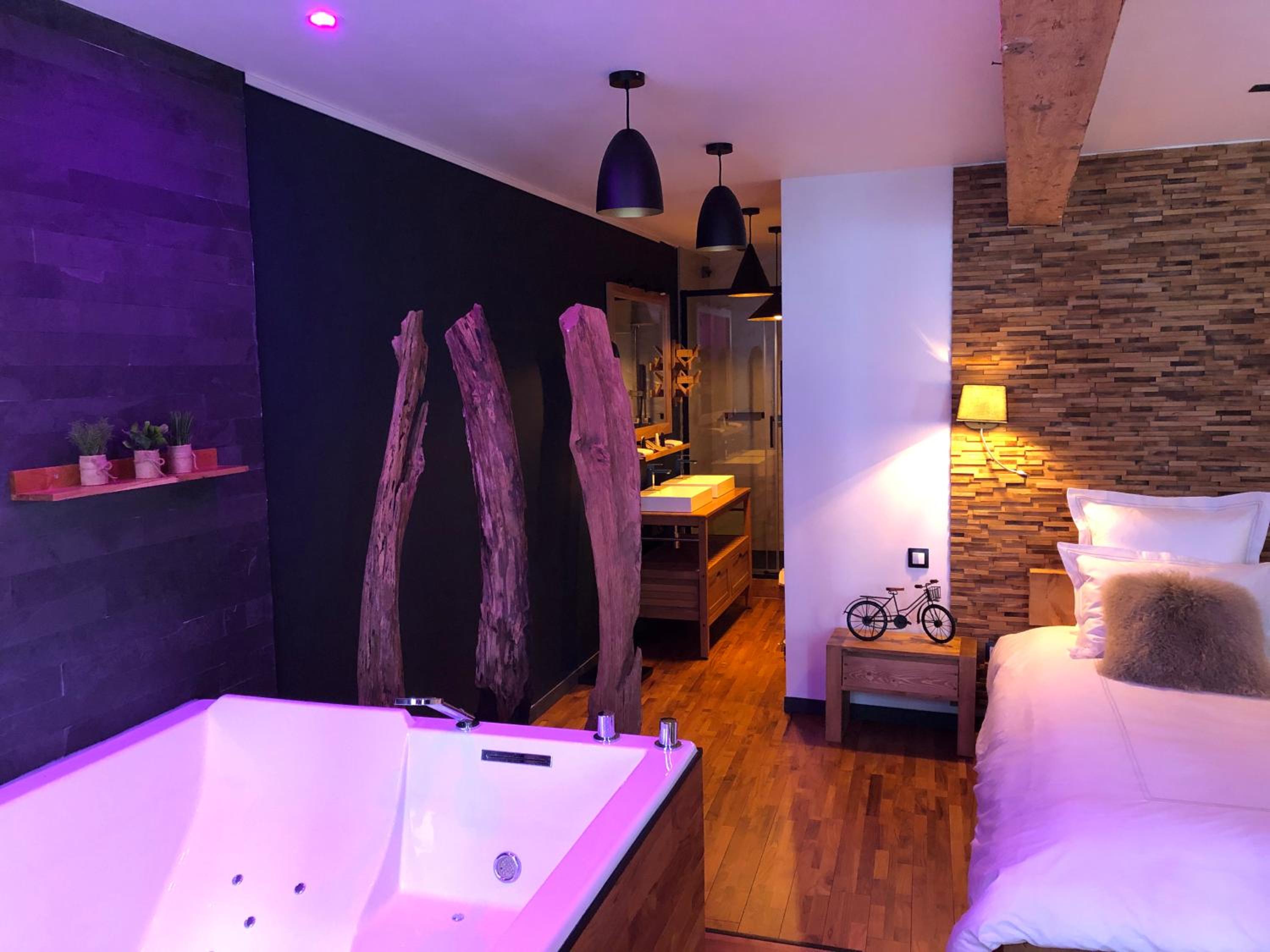 Suite with Jacuzzi and Sauna - Photo 13