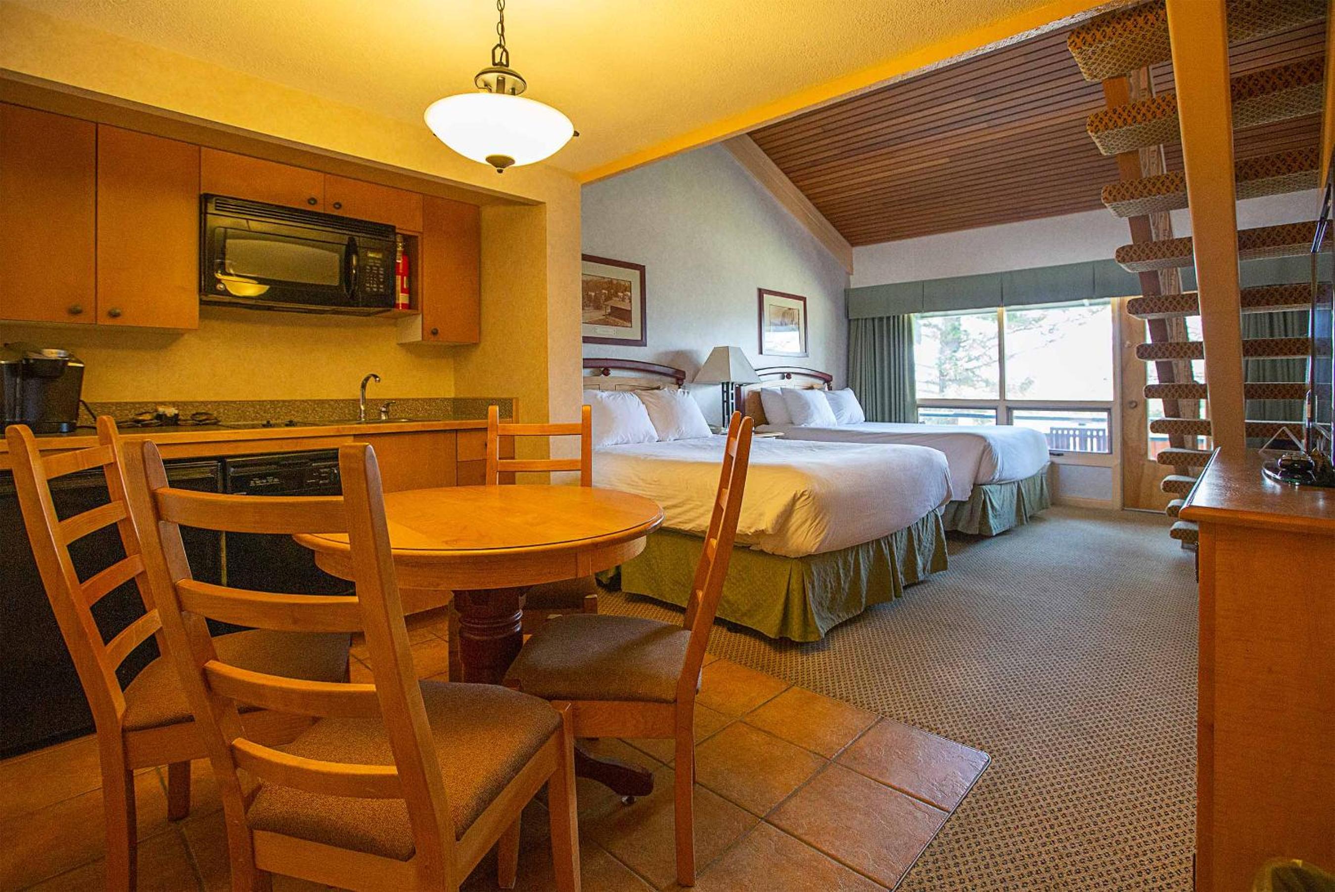 Superior Family Room photo 3