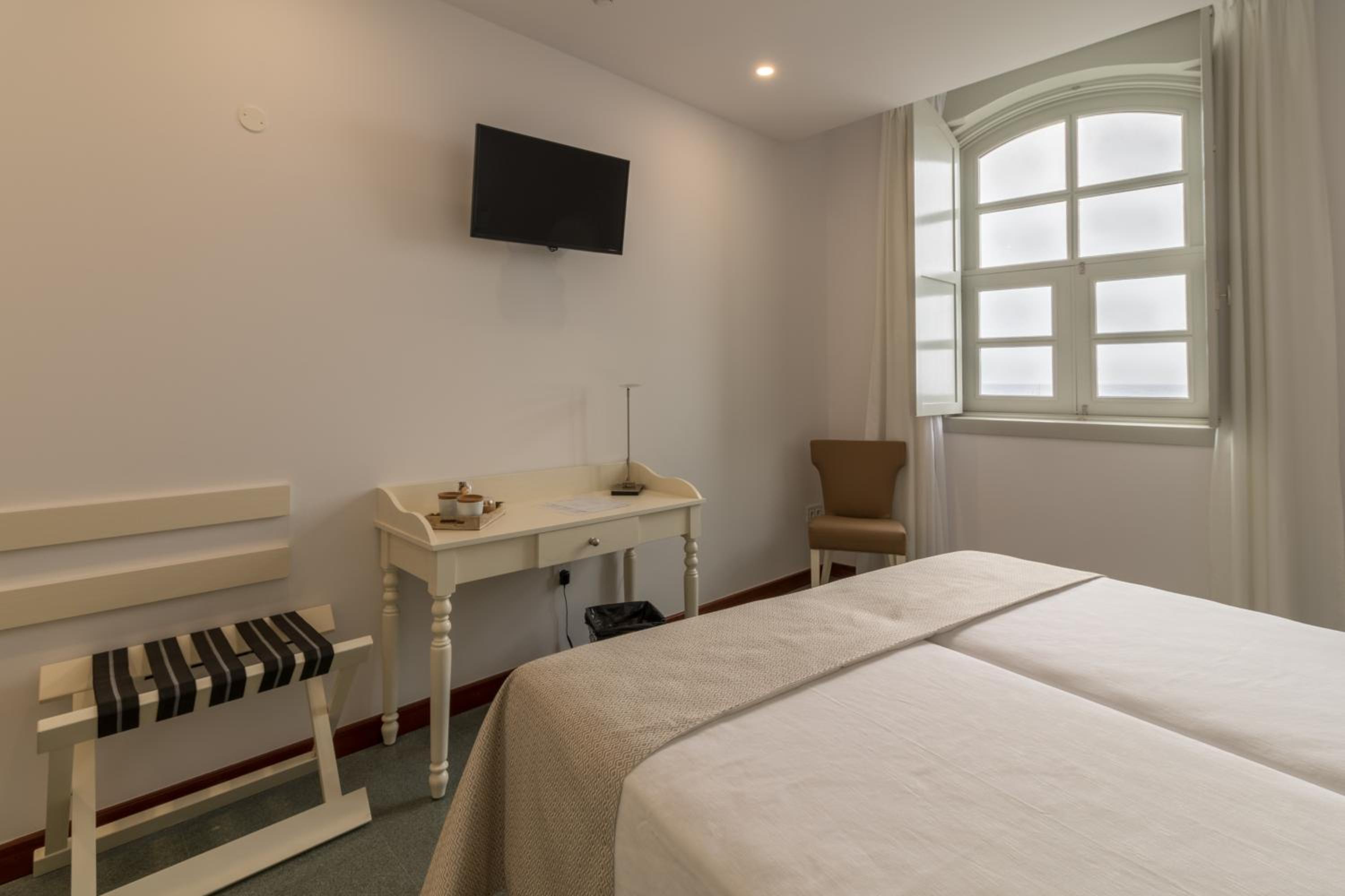 Twin Room thumbnail 6