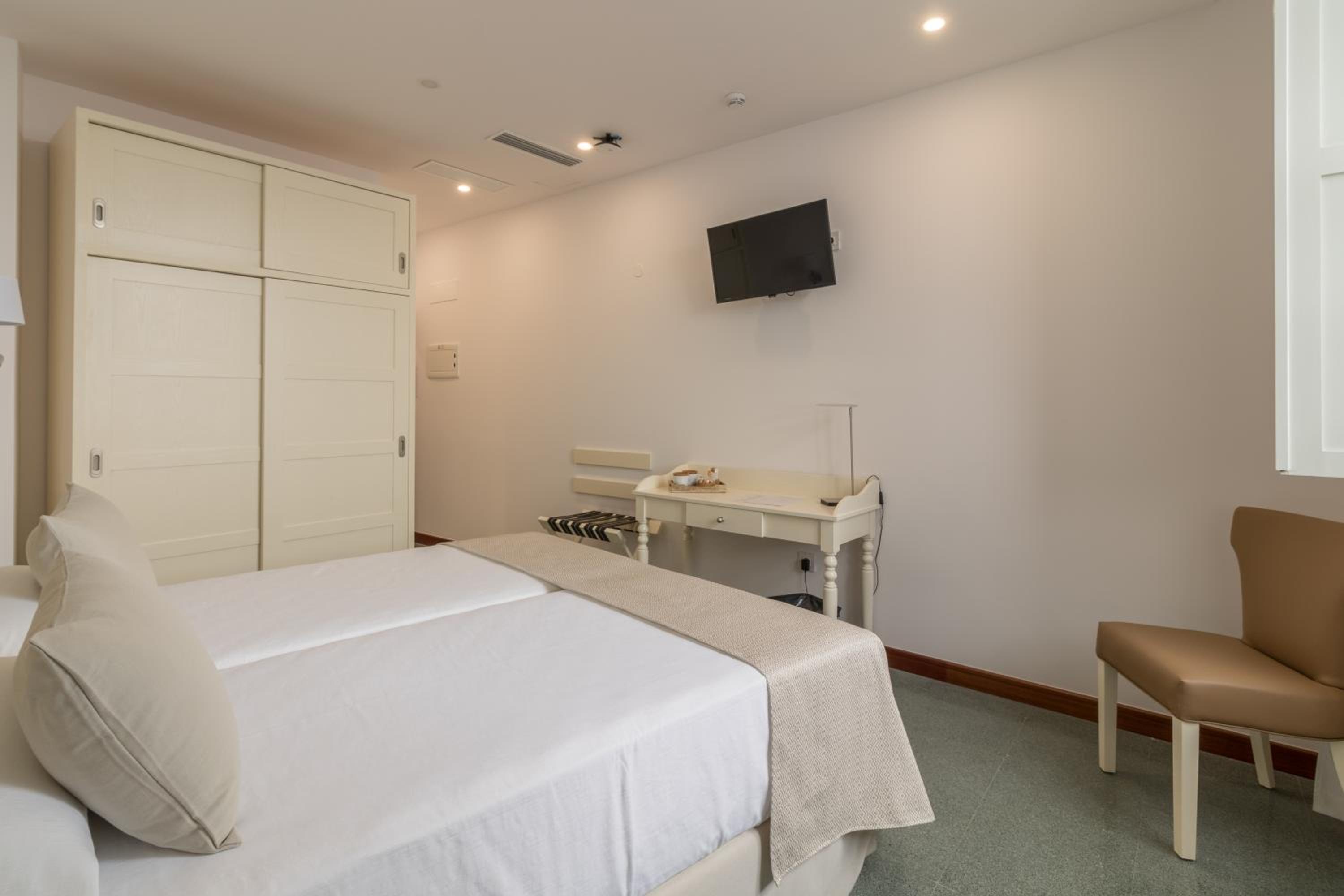 Twin Room thumbnail 5