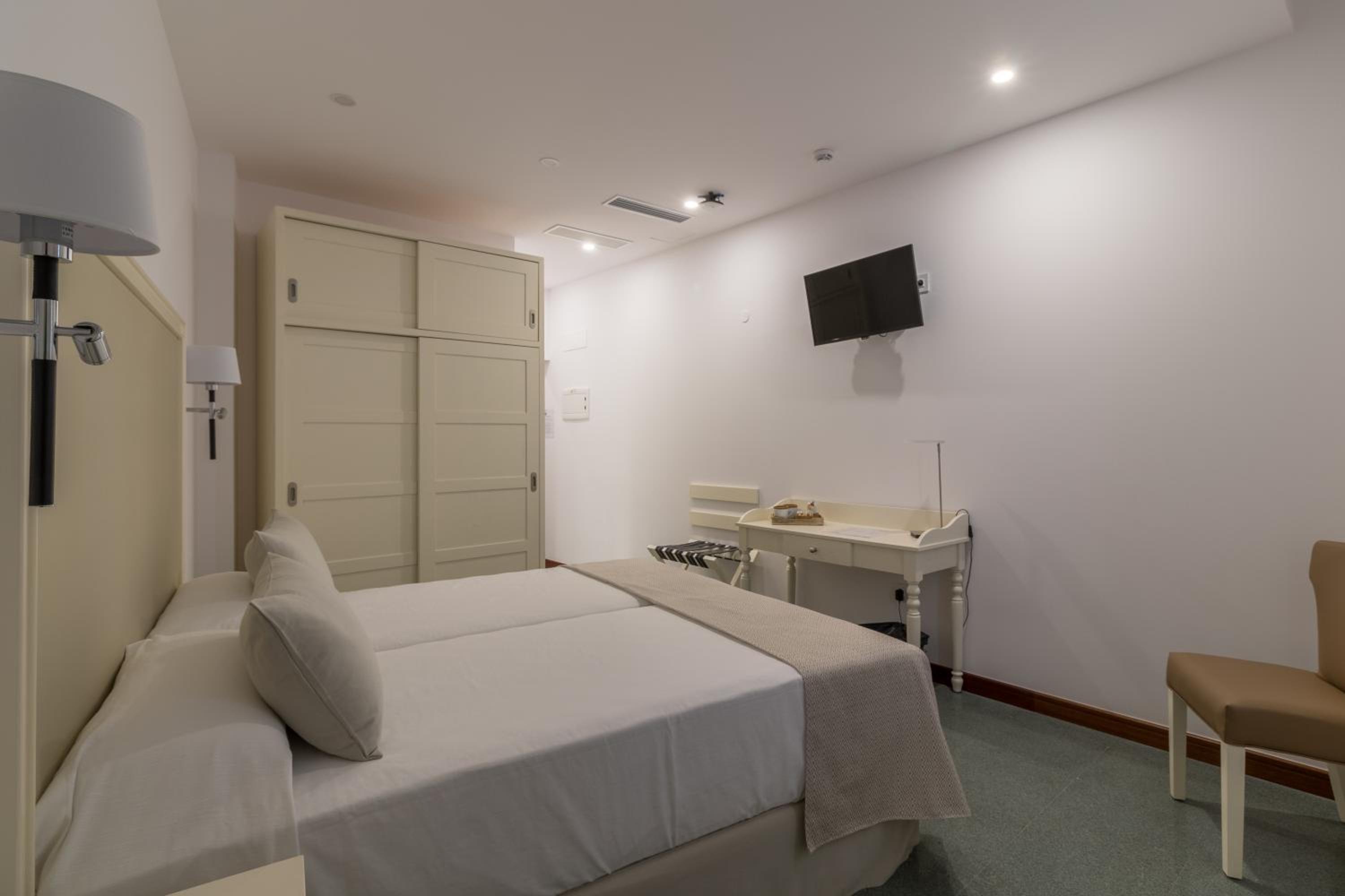 Twin Room - Photo 8