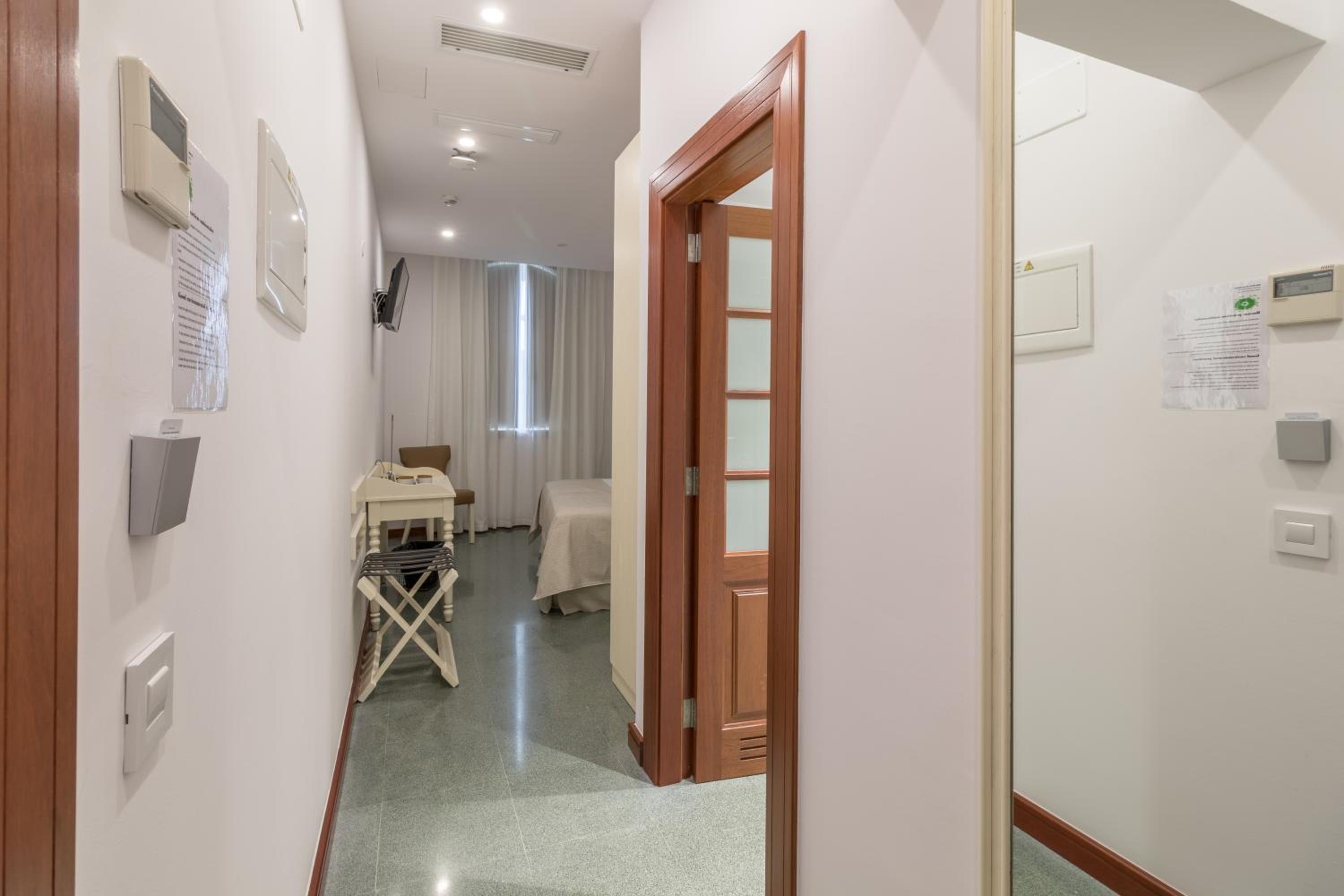 Twin Room - Photo 7
