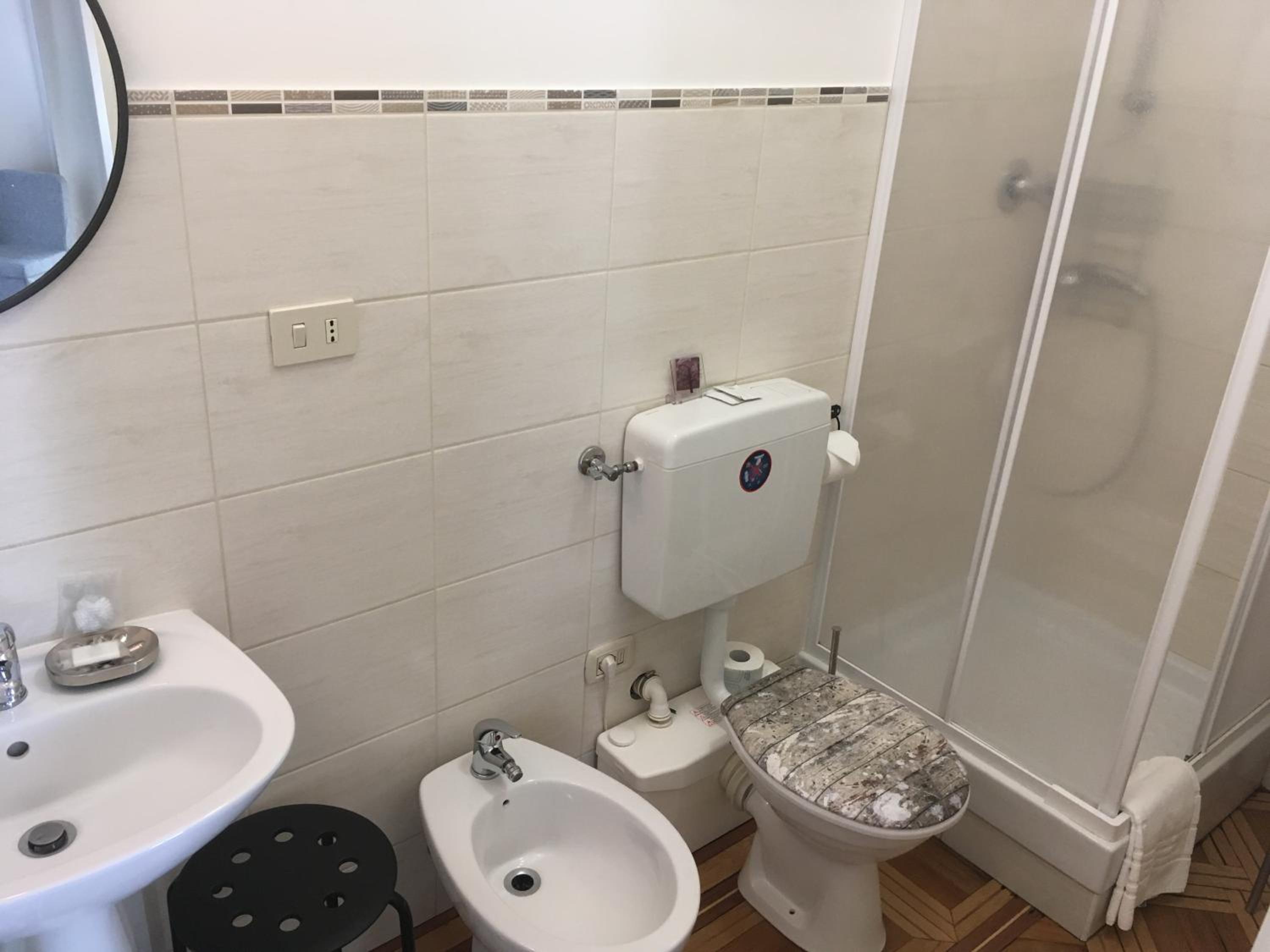 Double Room with Private Bathroom - Photo 2