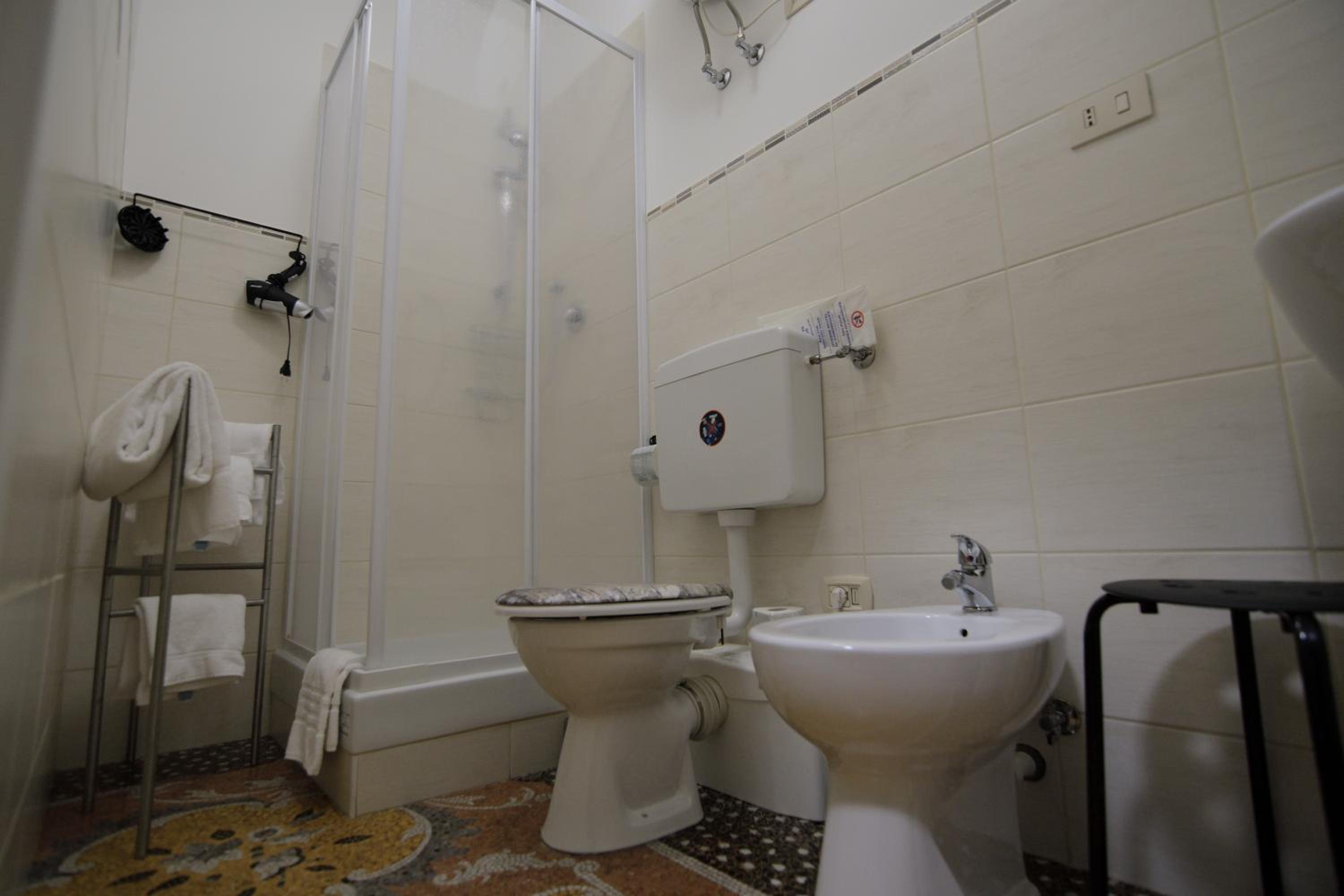 Double Room with Private Bathroom - Photo 5
