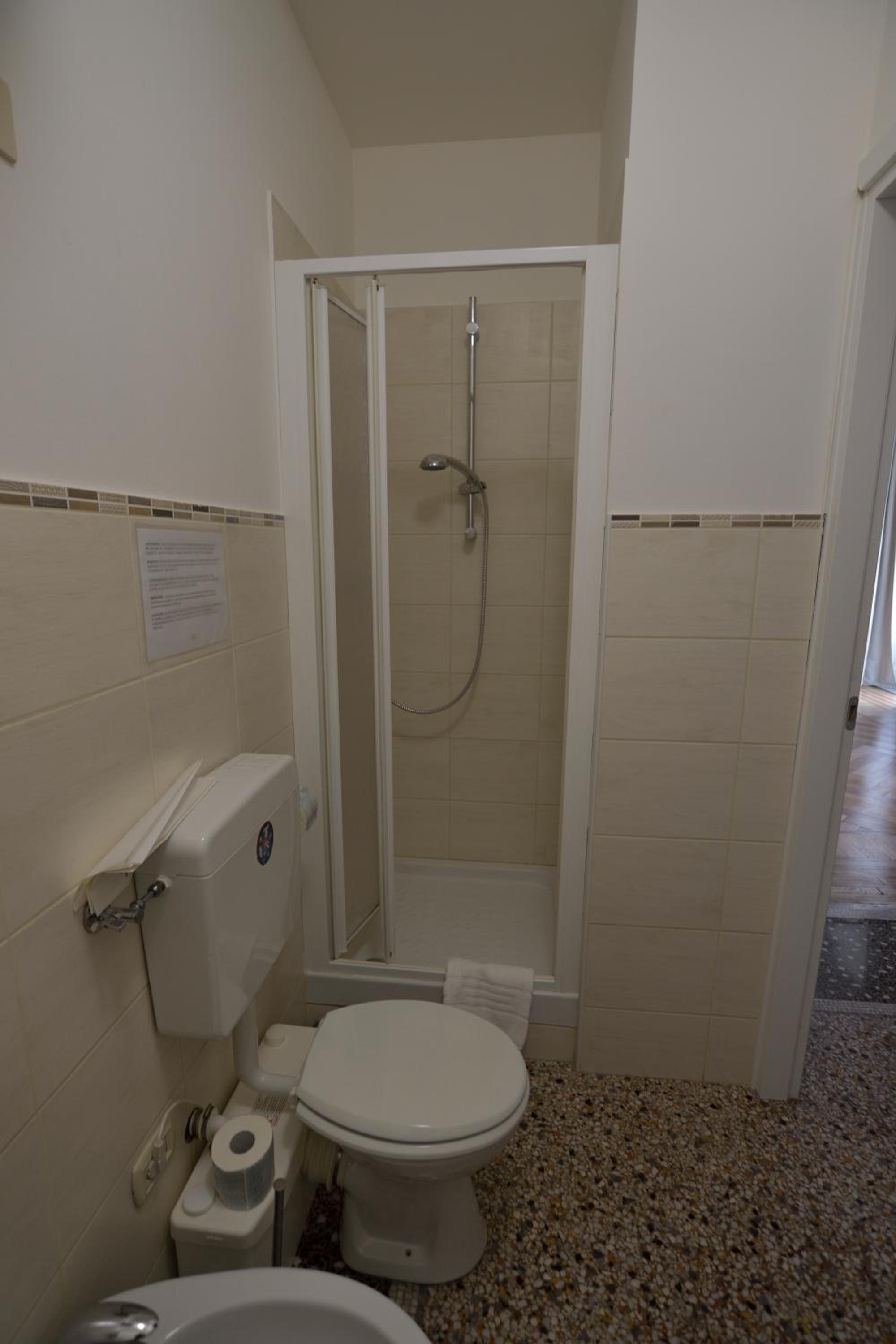 Quadruple Room with Private Bathroom - Photo 3