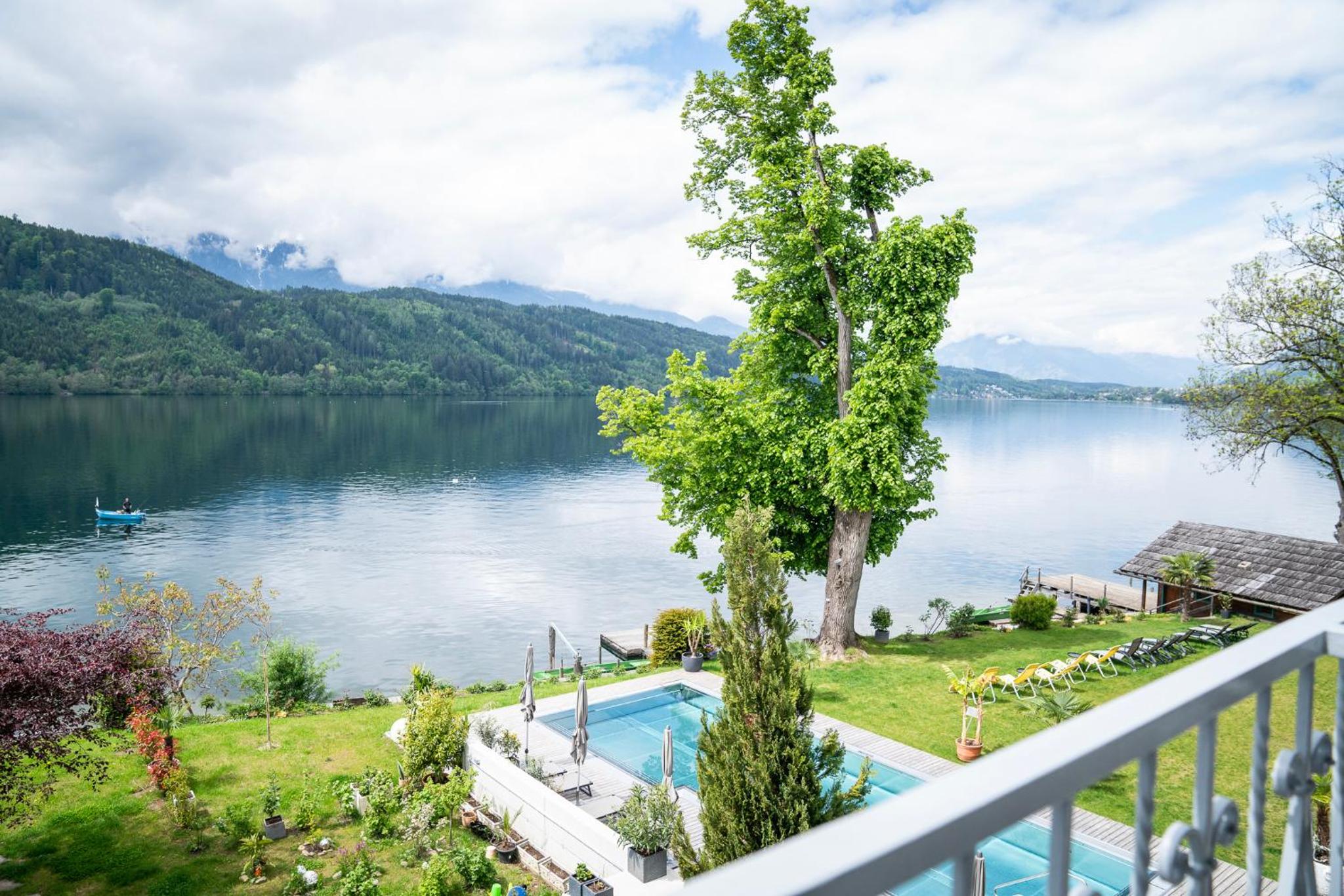 Superior Double Room with Balcony and Lake View photo 2