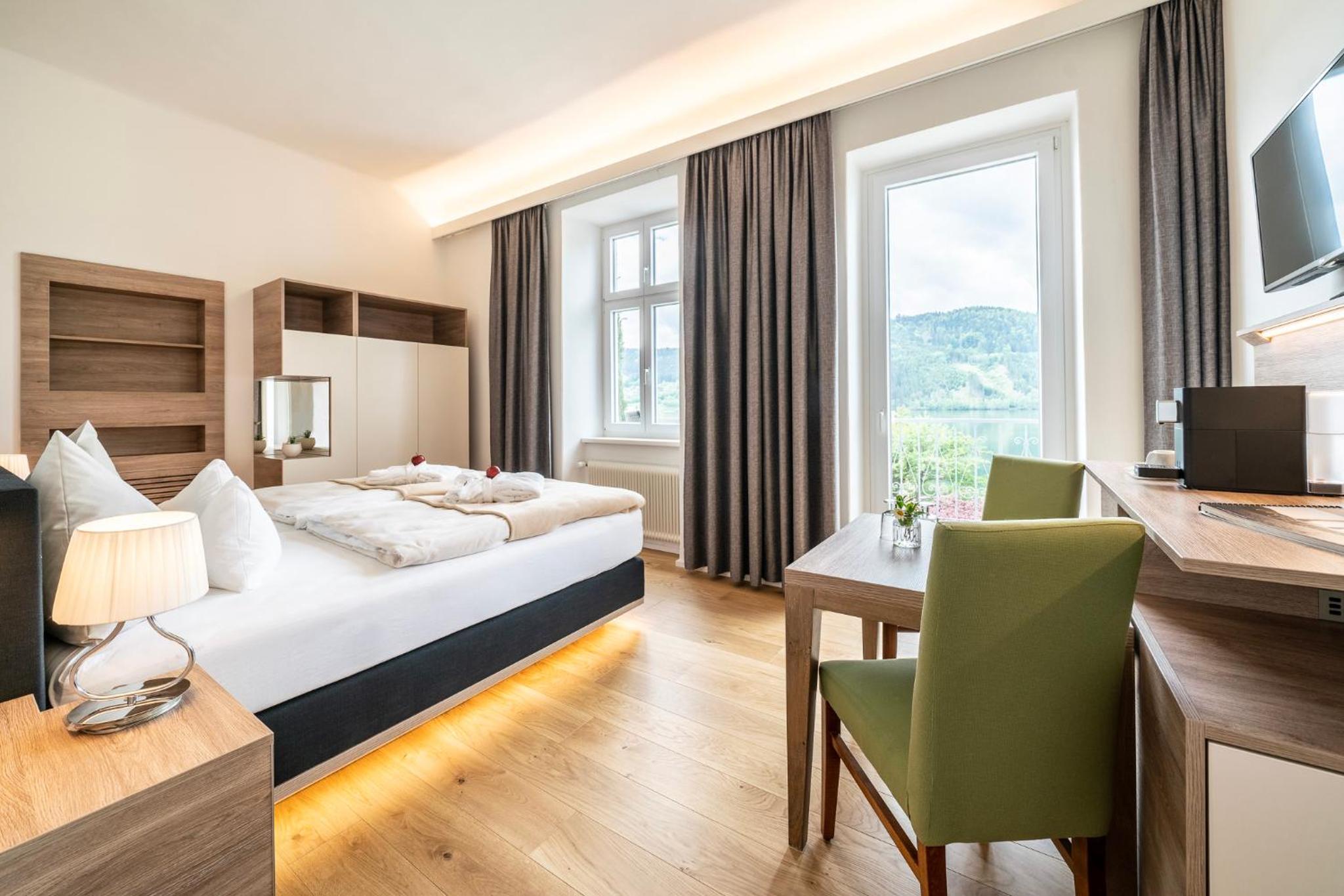 Superior Double Room with Balcony and Lake View photo 1