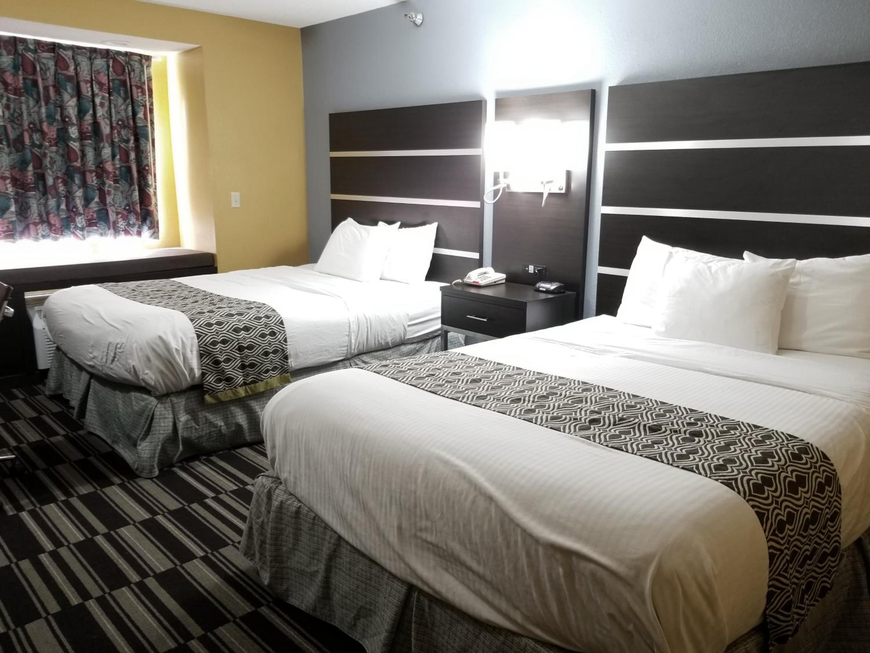 Queen Room with Two Queen Beds - Non-Smoking - Photo 1
