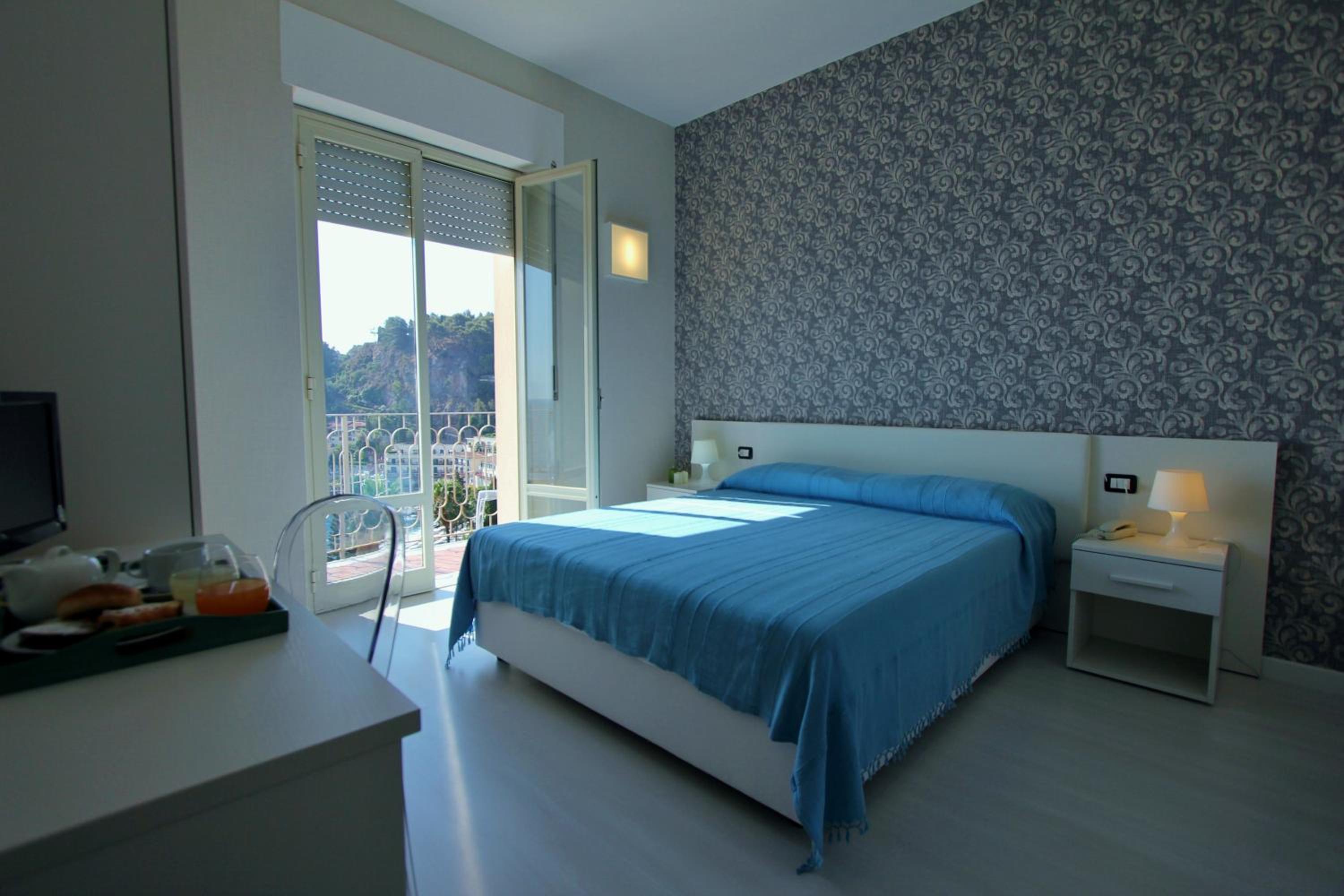 Superior Double Room with Balcony and Sea View photo 3