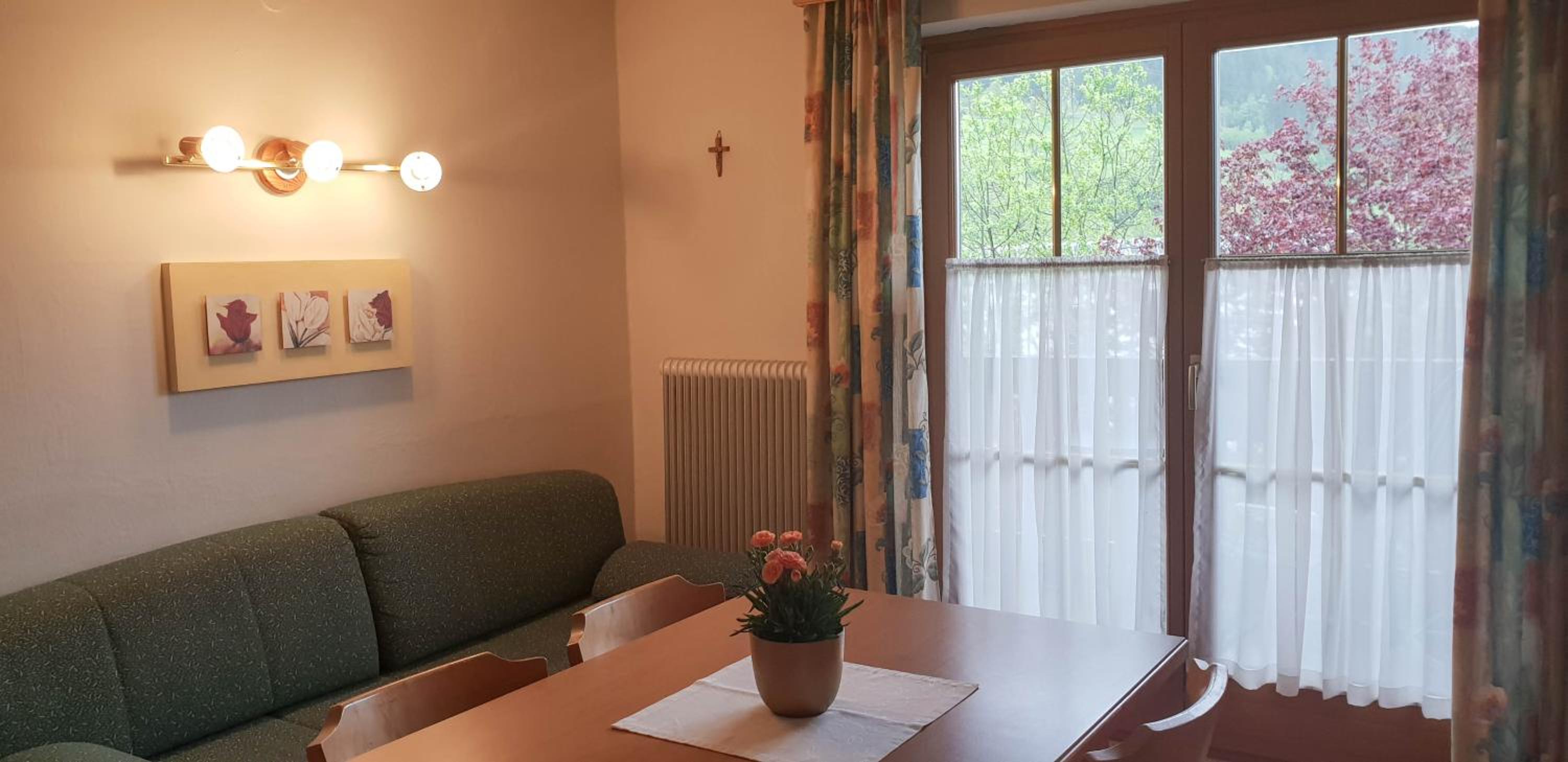 Large One-Bedroom Apartment with Balcony photo 3