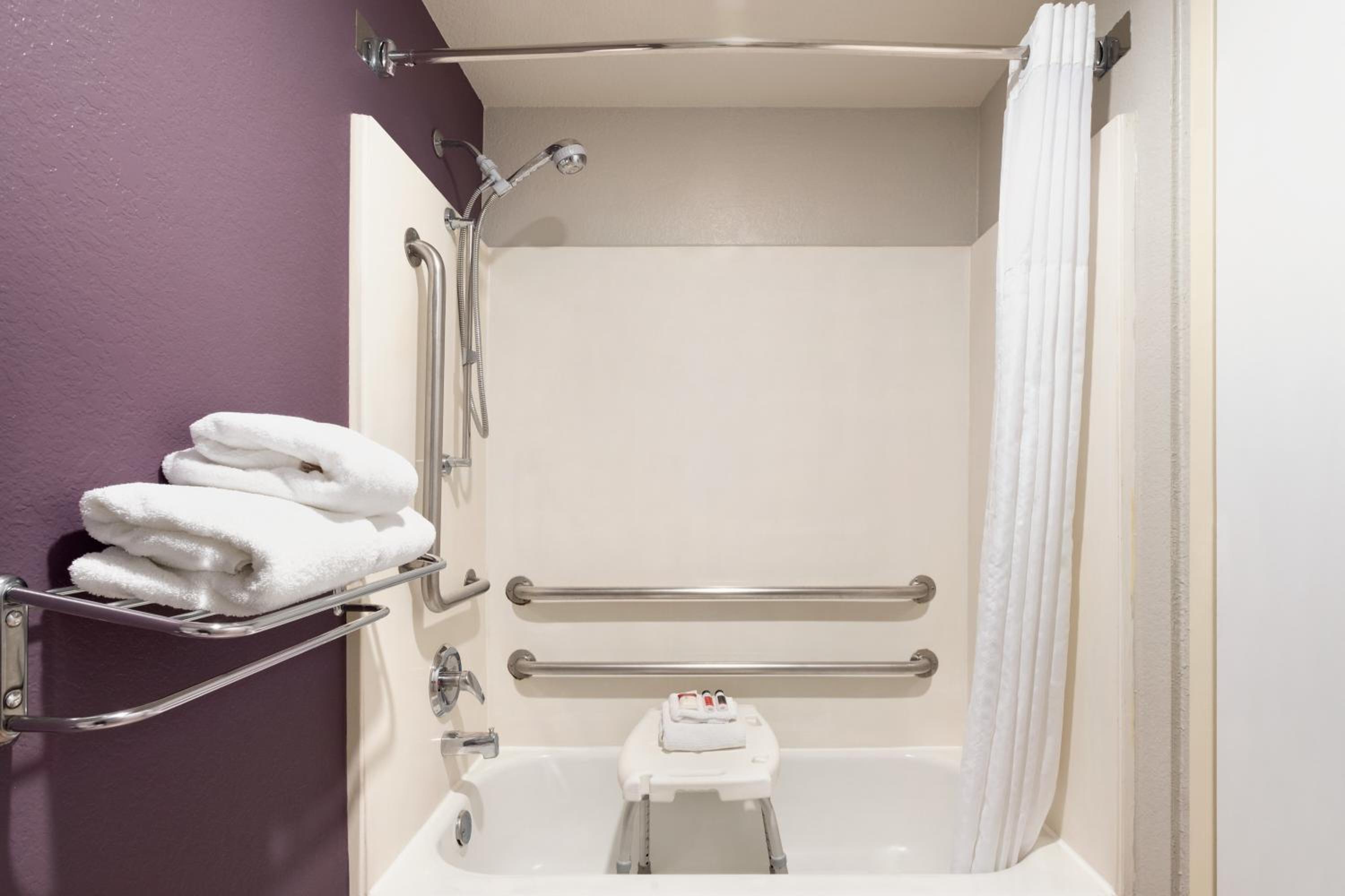 King Room with Roll-in Shower - Mobility Access/Non-Smoking photo 2