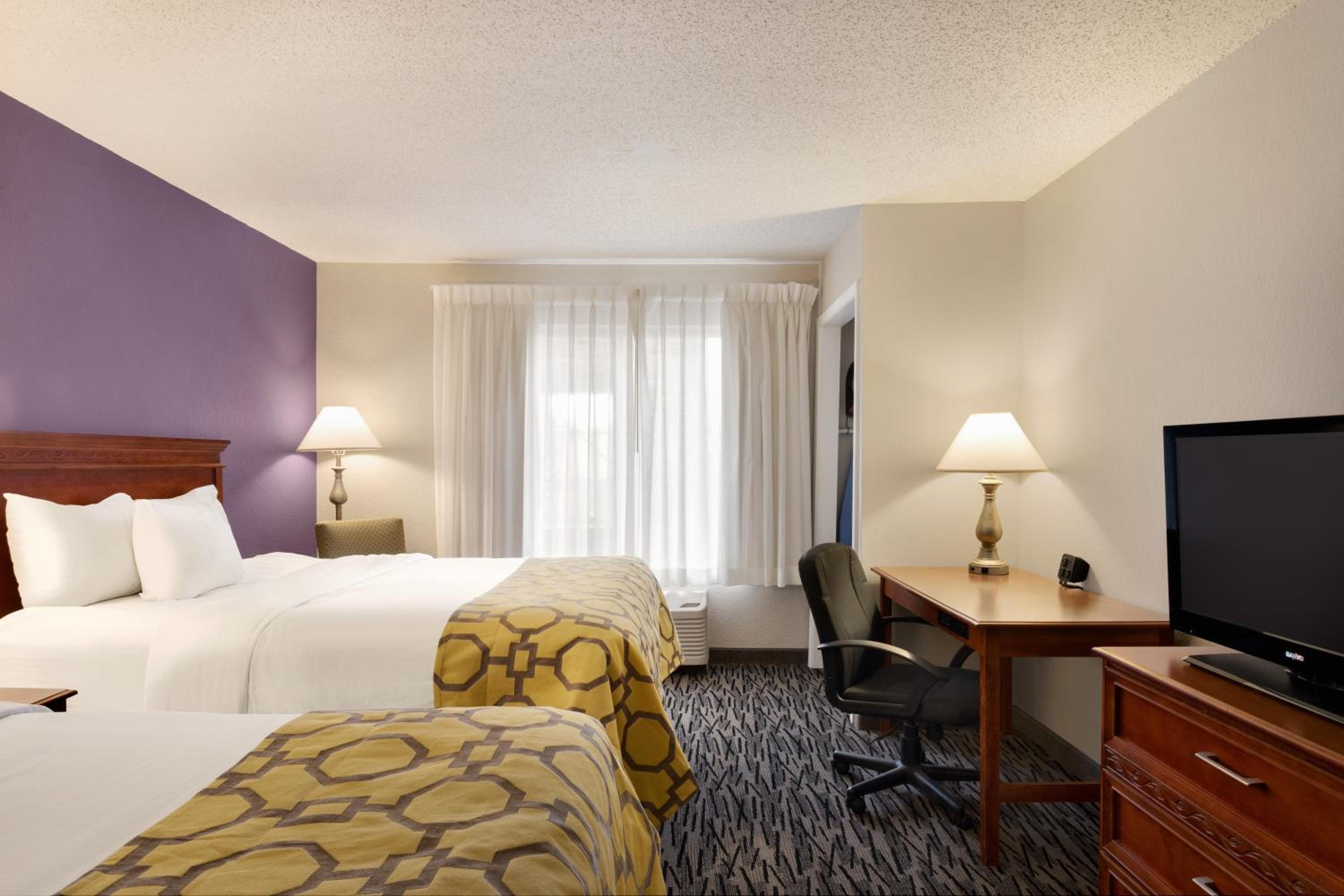 Queen Room with Two Queen Beds - Non-Smoking photo 2