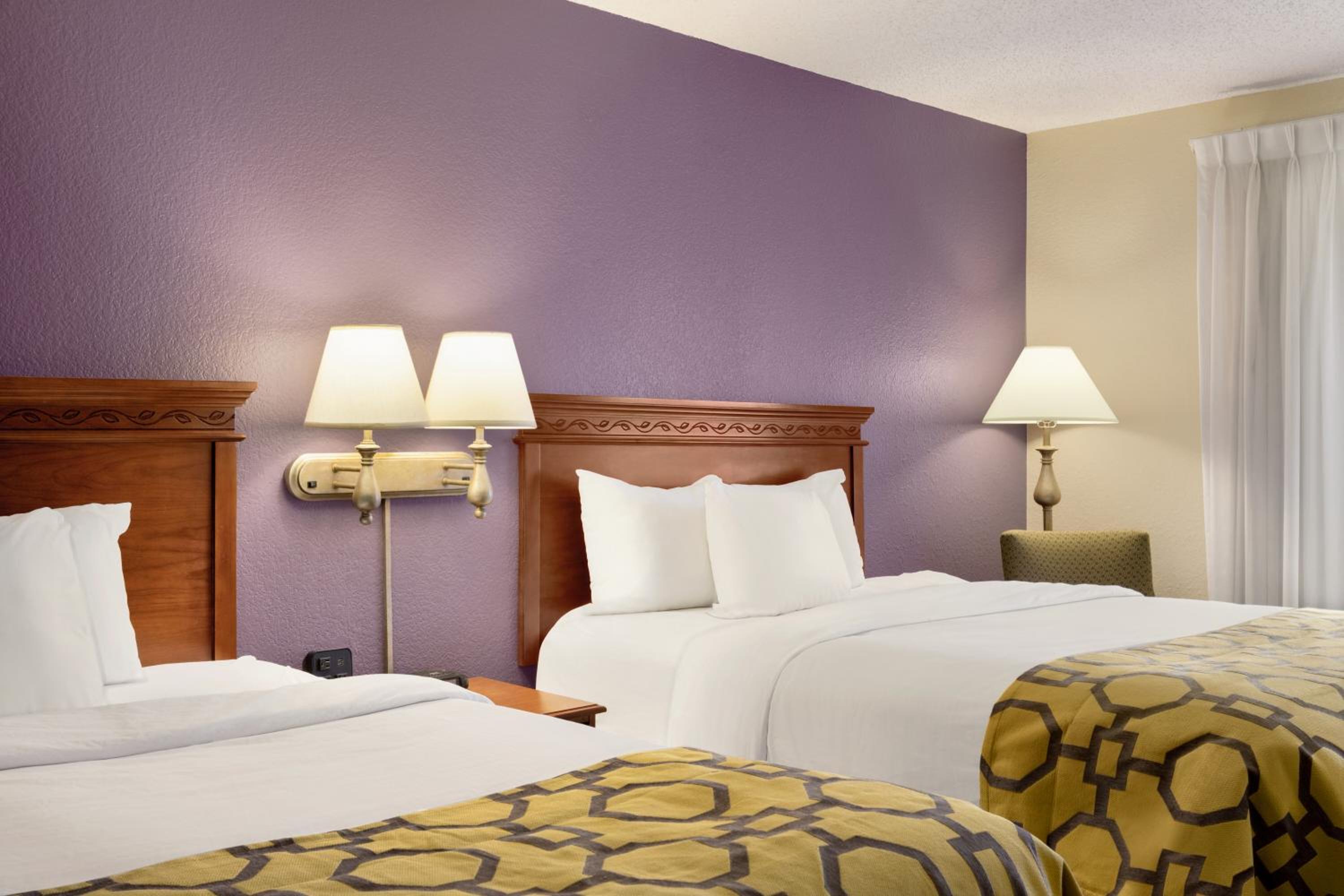 Queen Room with Two Queen Beds - Non-Smoking photo 3