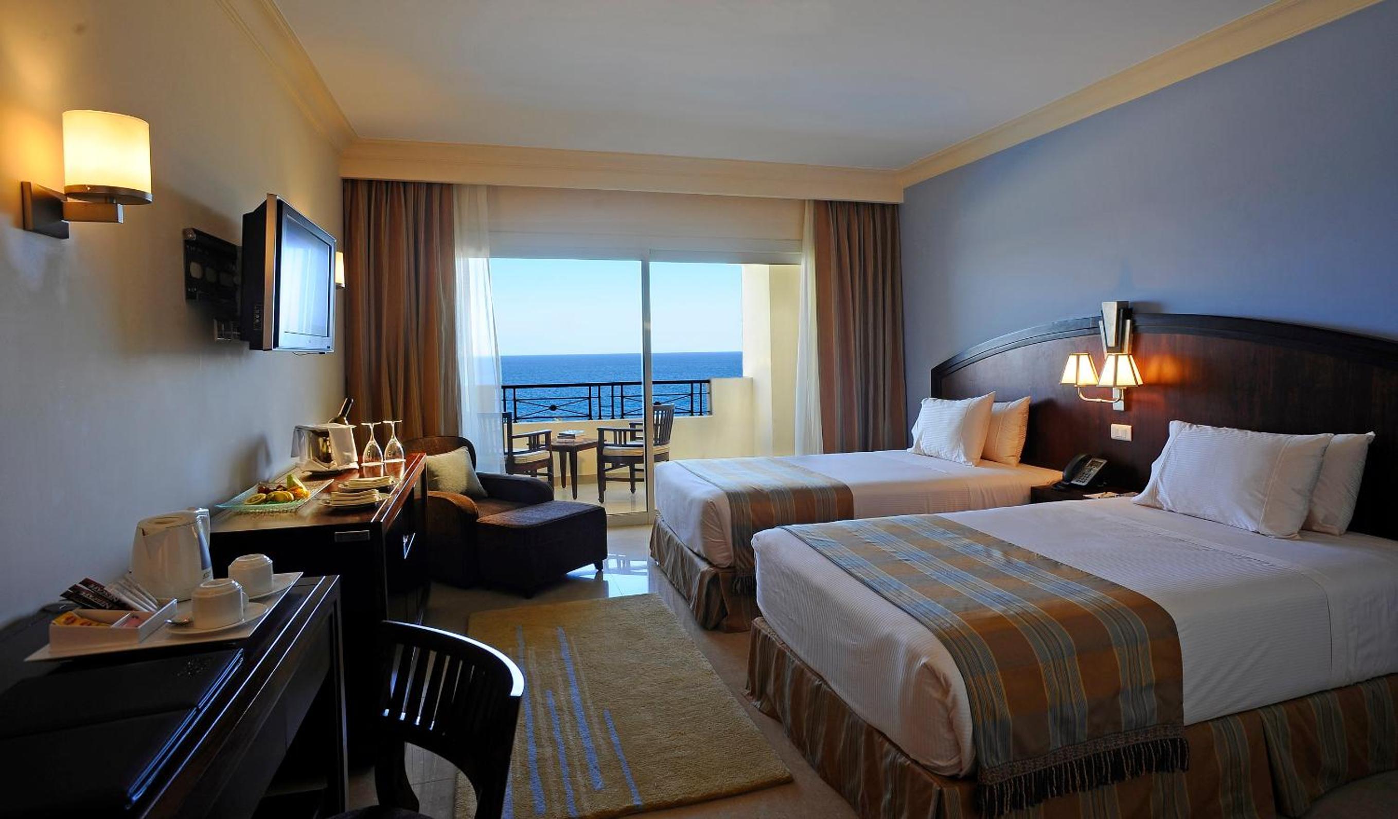 Deluxe Room with Sea View - Photo 5