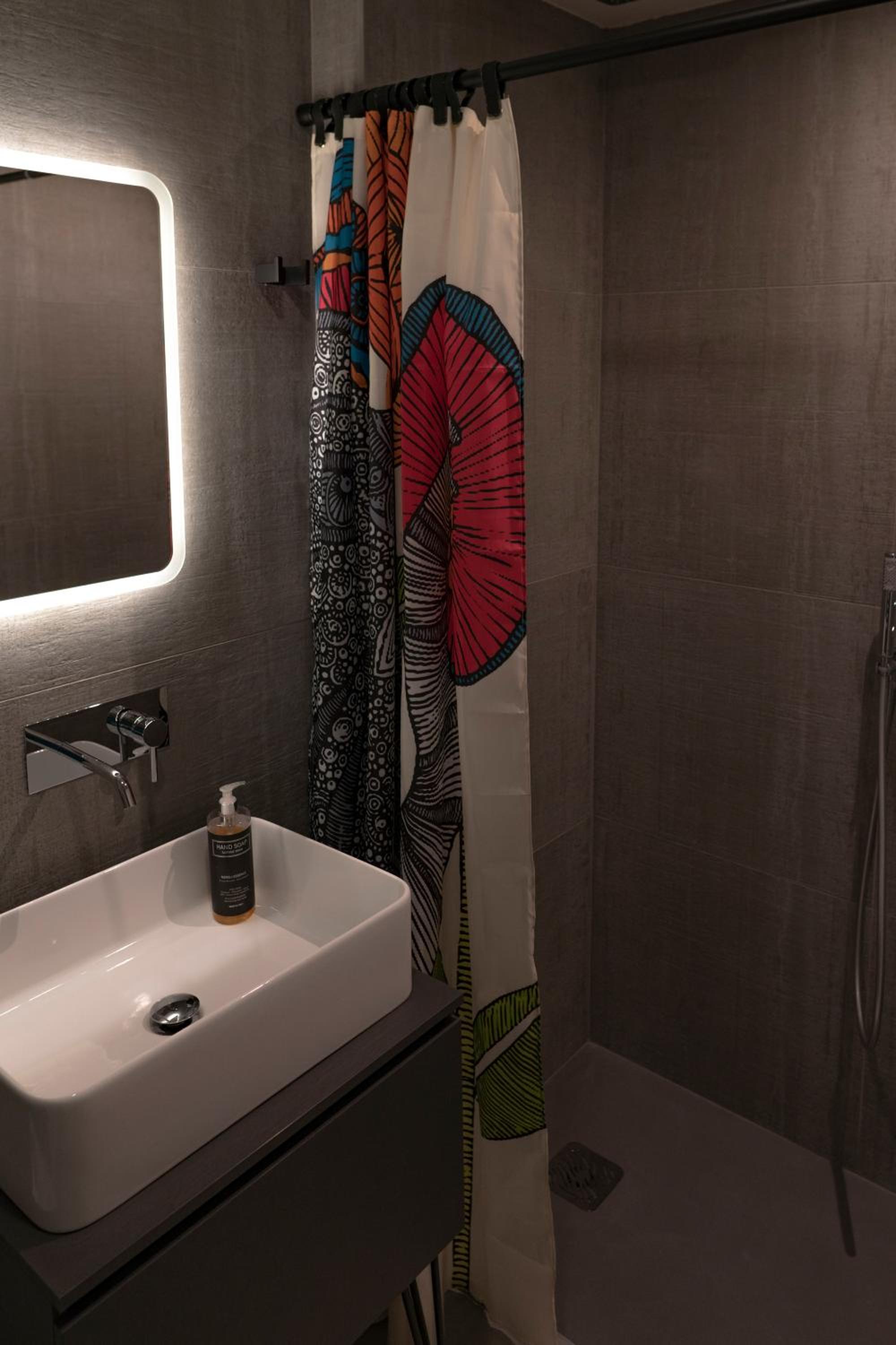Double Room with Balcony - Photo 6