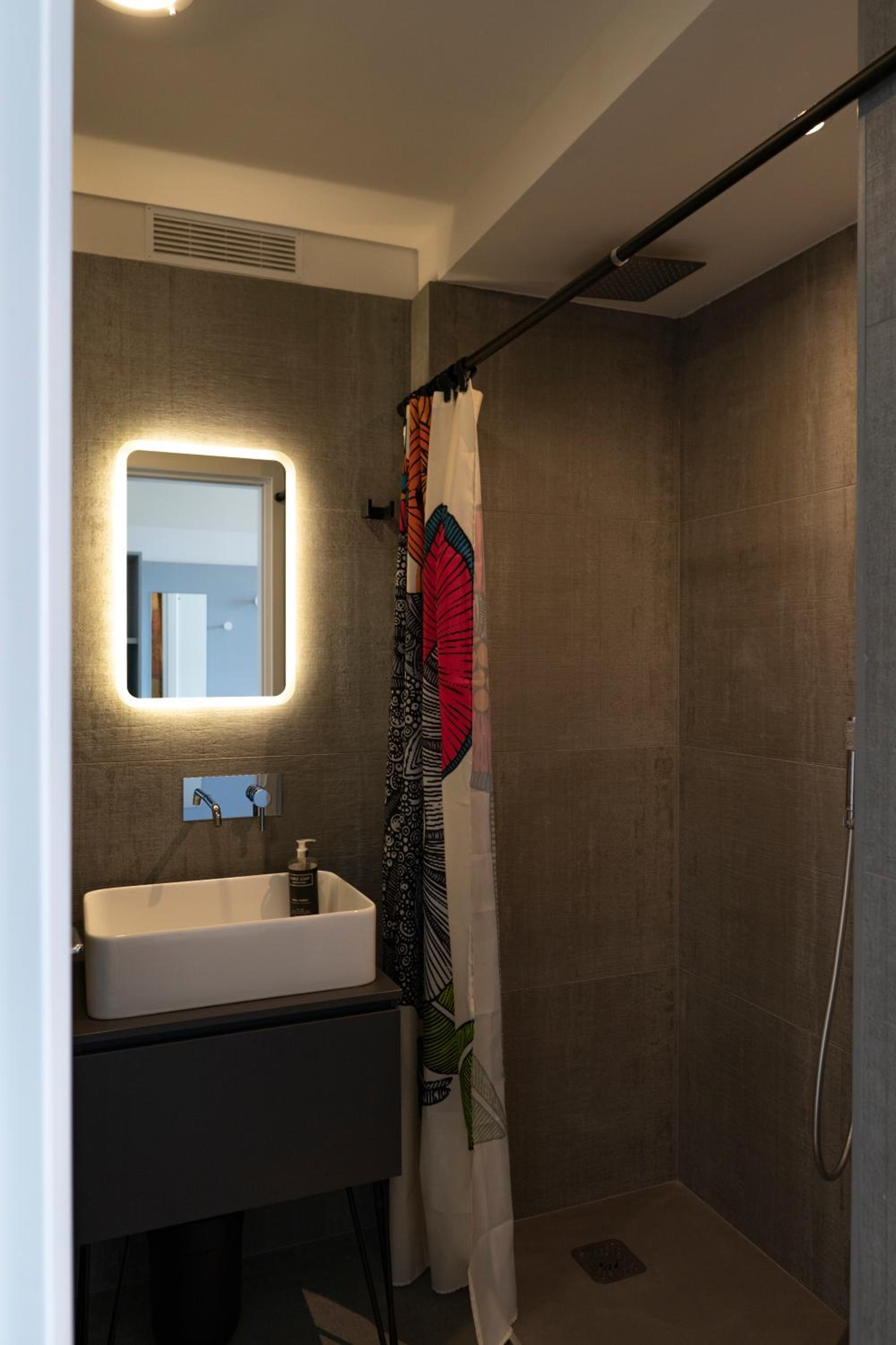 Double Room with Balcony - Photo 9