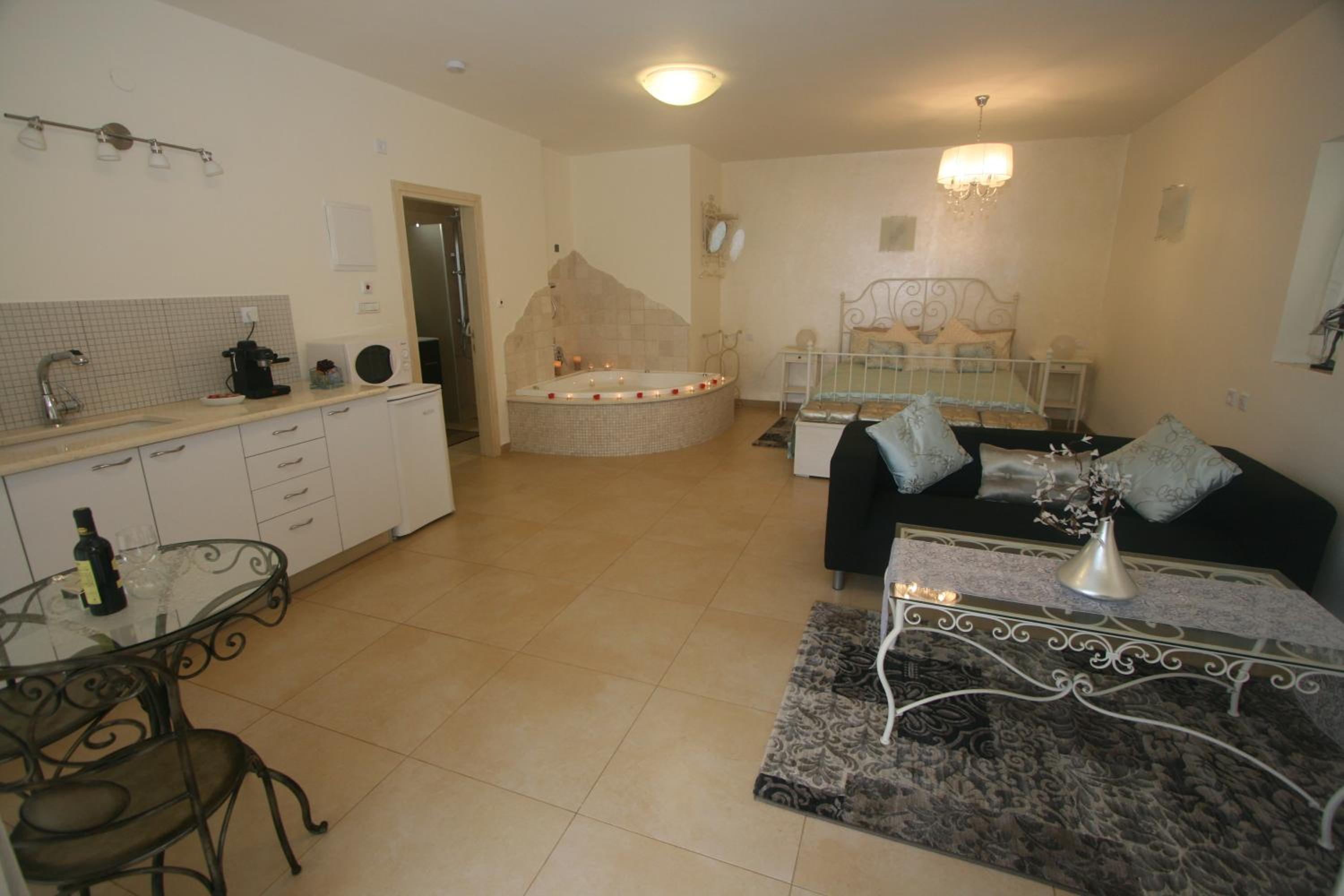 Suite with Mountain View - Photo 10