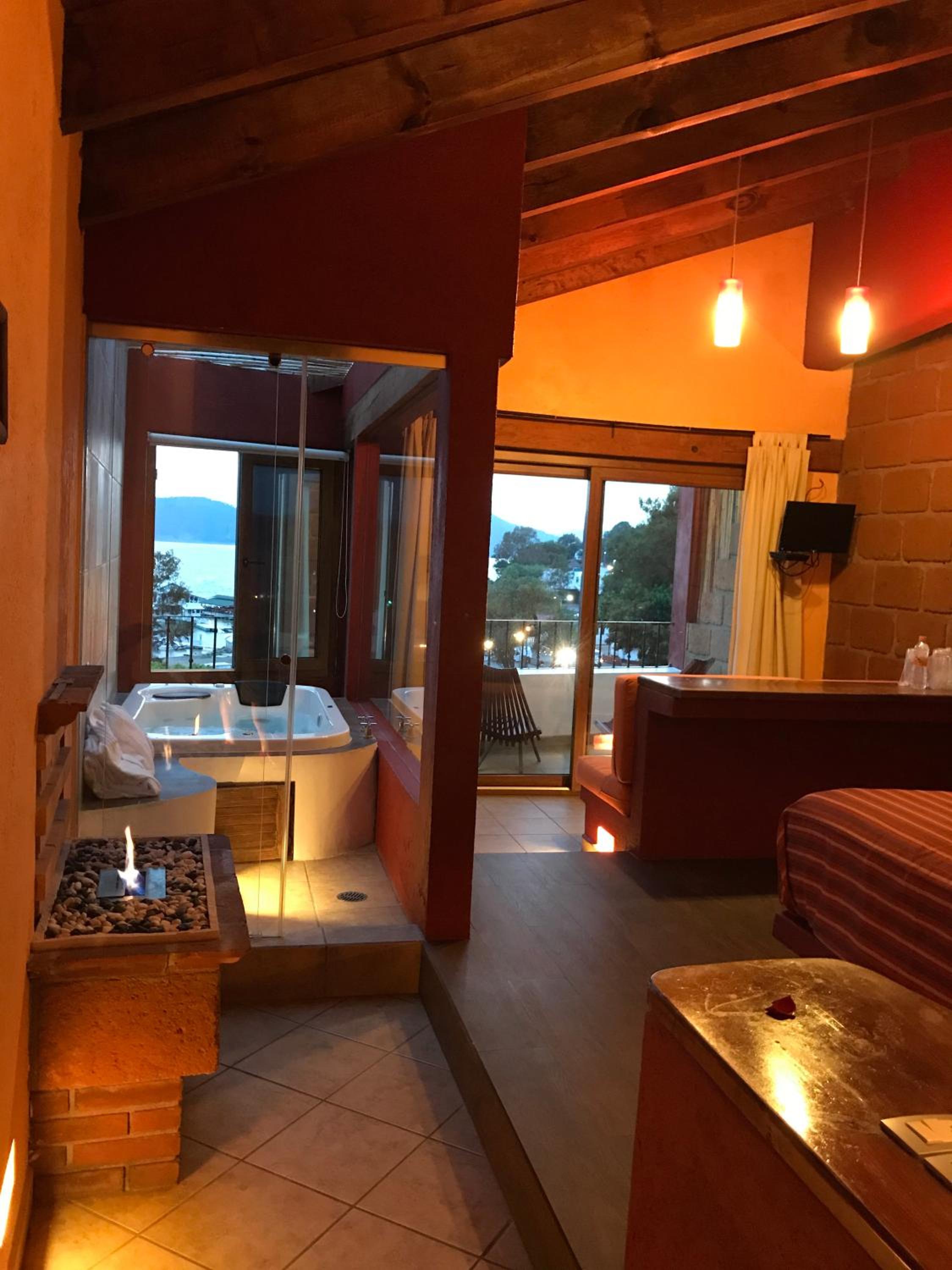 Queen Suite with Spa Bath