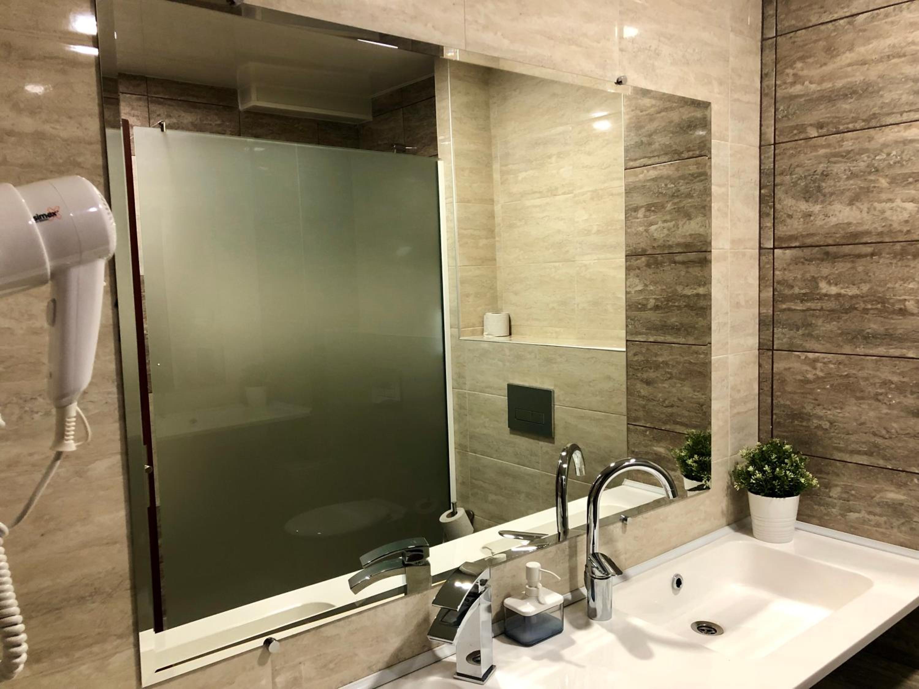 Double Room with Balcony (3 Adults) - Photo 4