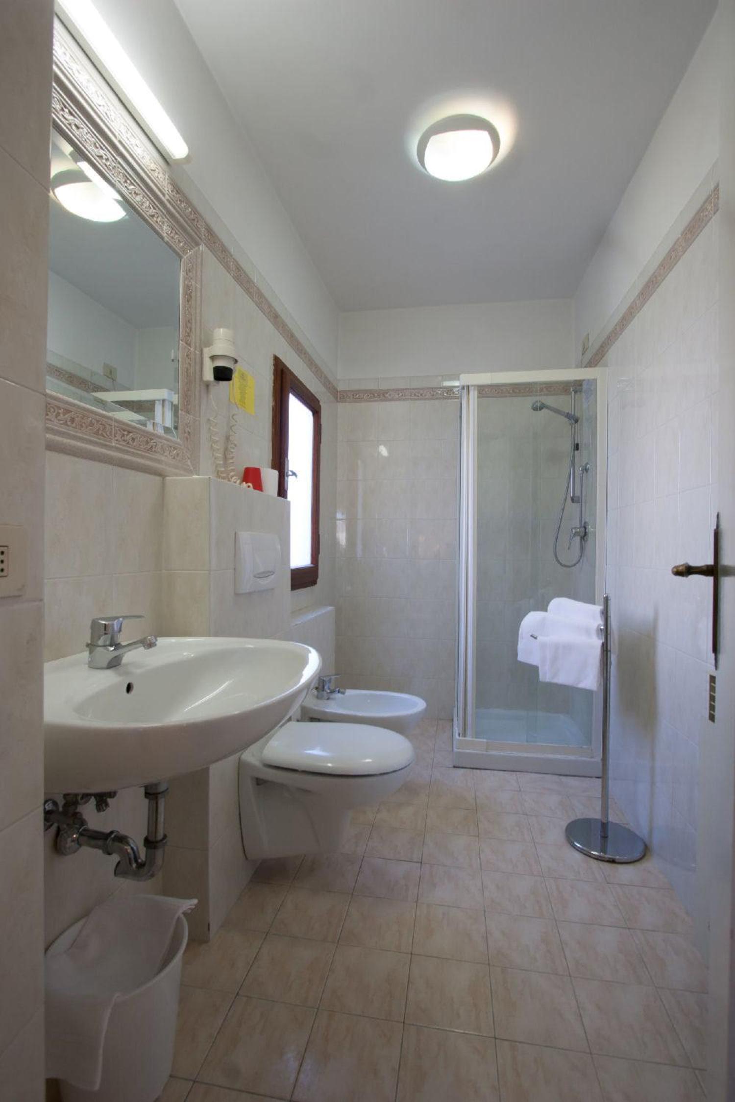 Double or Twin Room - Photo 7