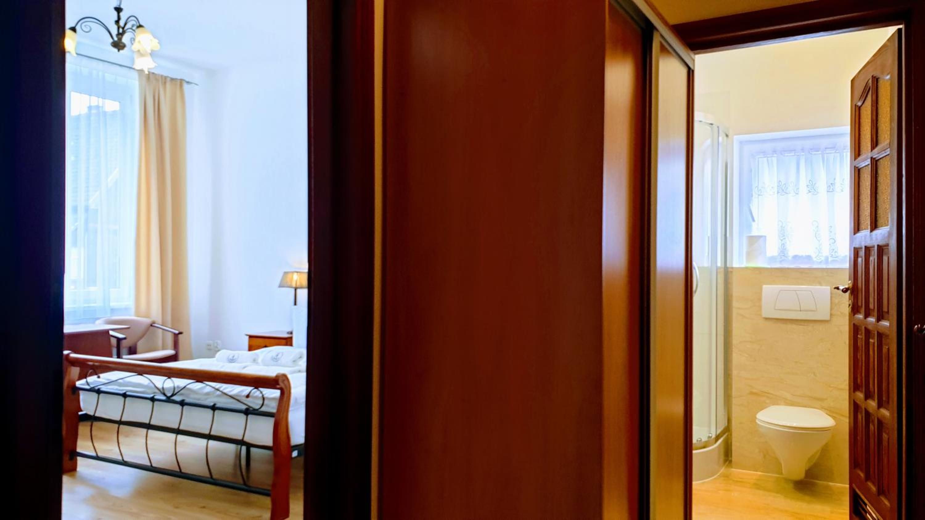 Deluxe Double Room with Balcony - Photo 6