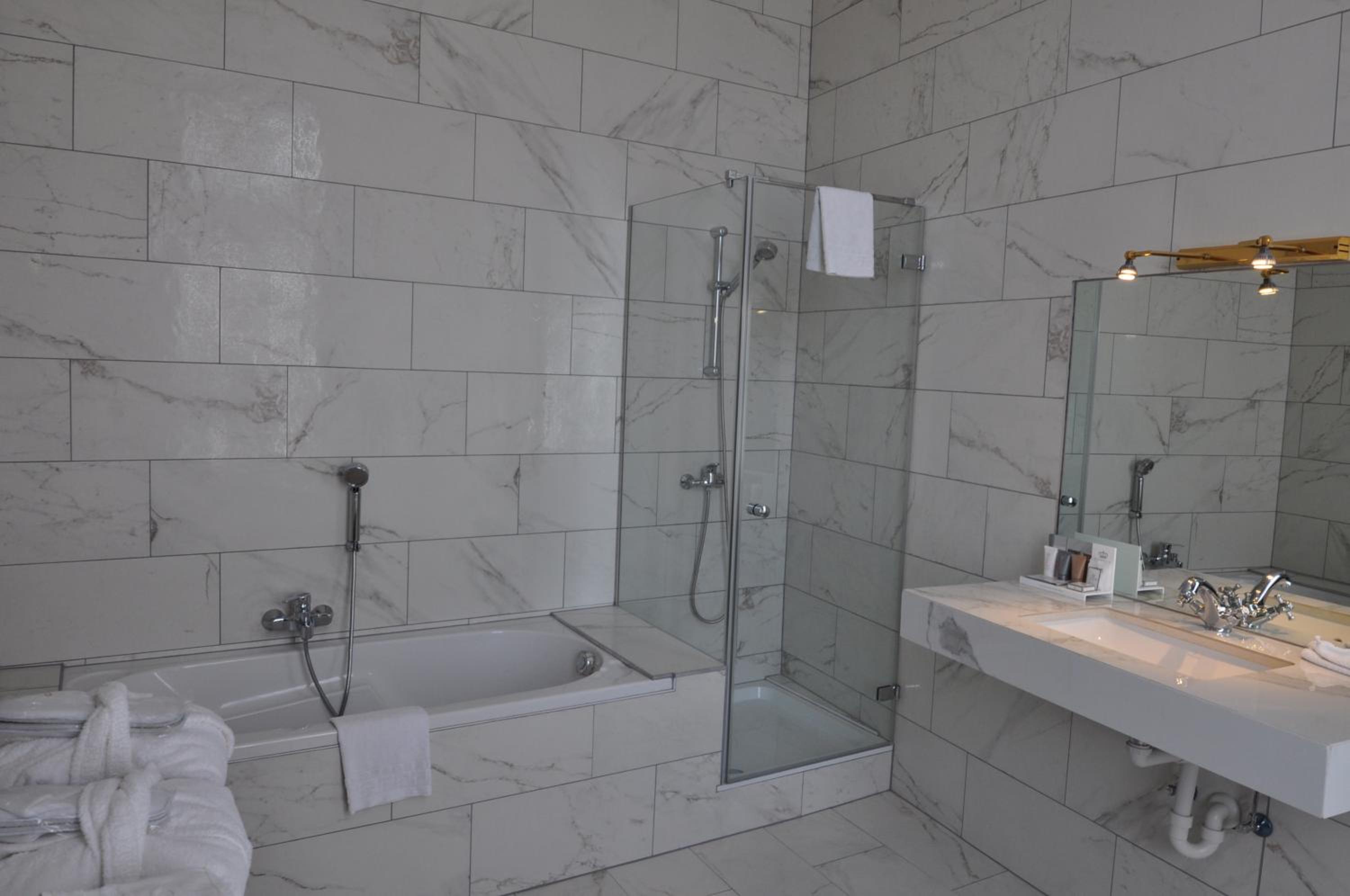 Junior Suite (2 Adults) - Photo 19