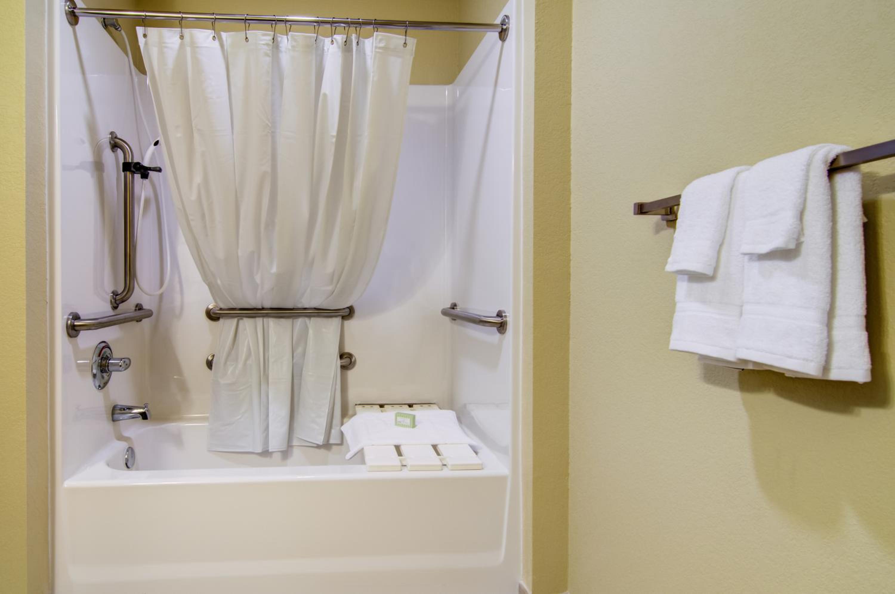 Queen Room - Disability Access photo 3