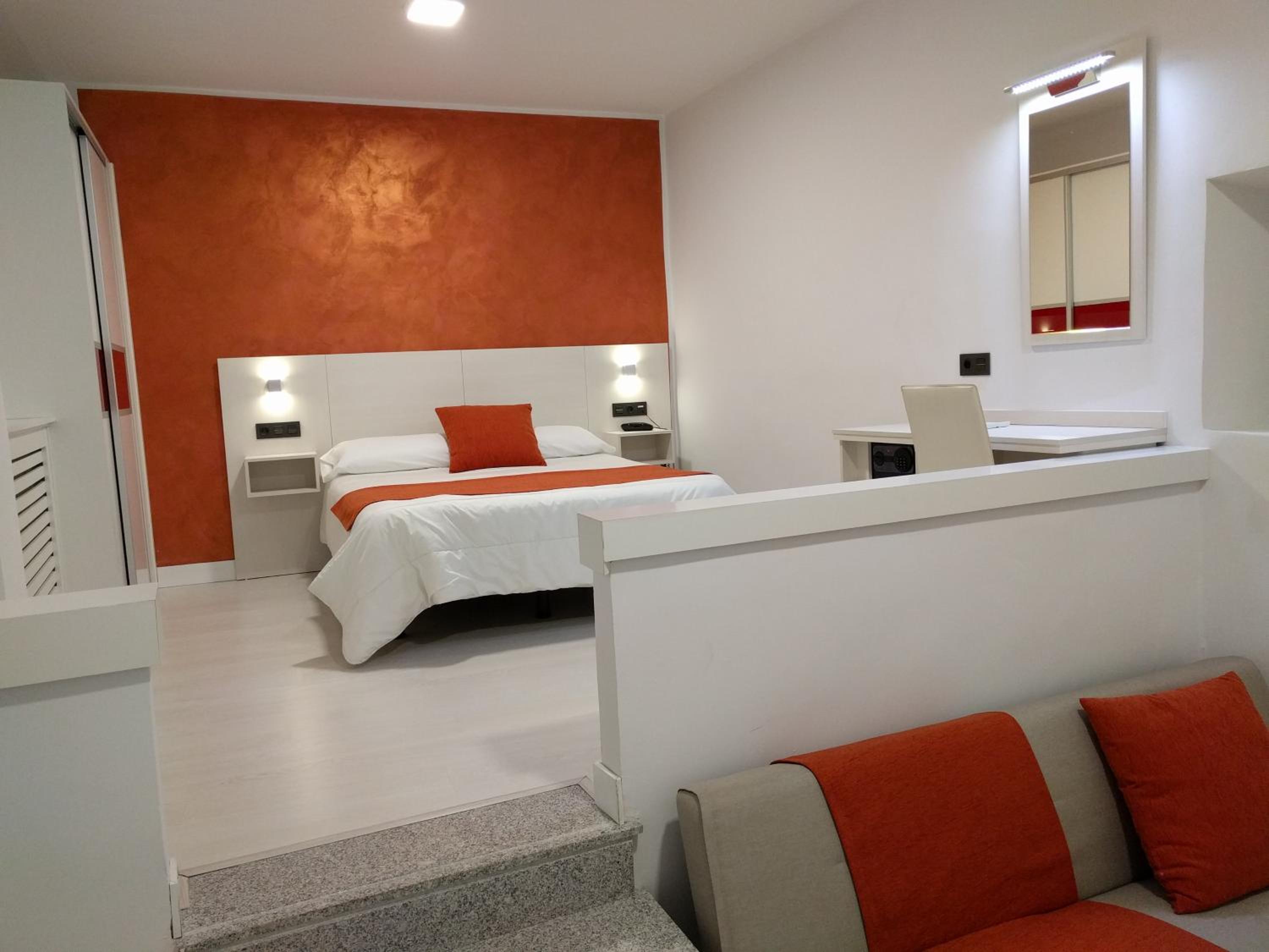 Standard Twin Room with Sofa - Photo 9