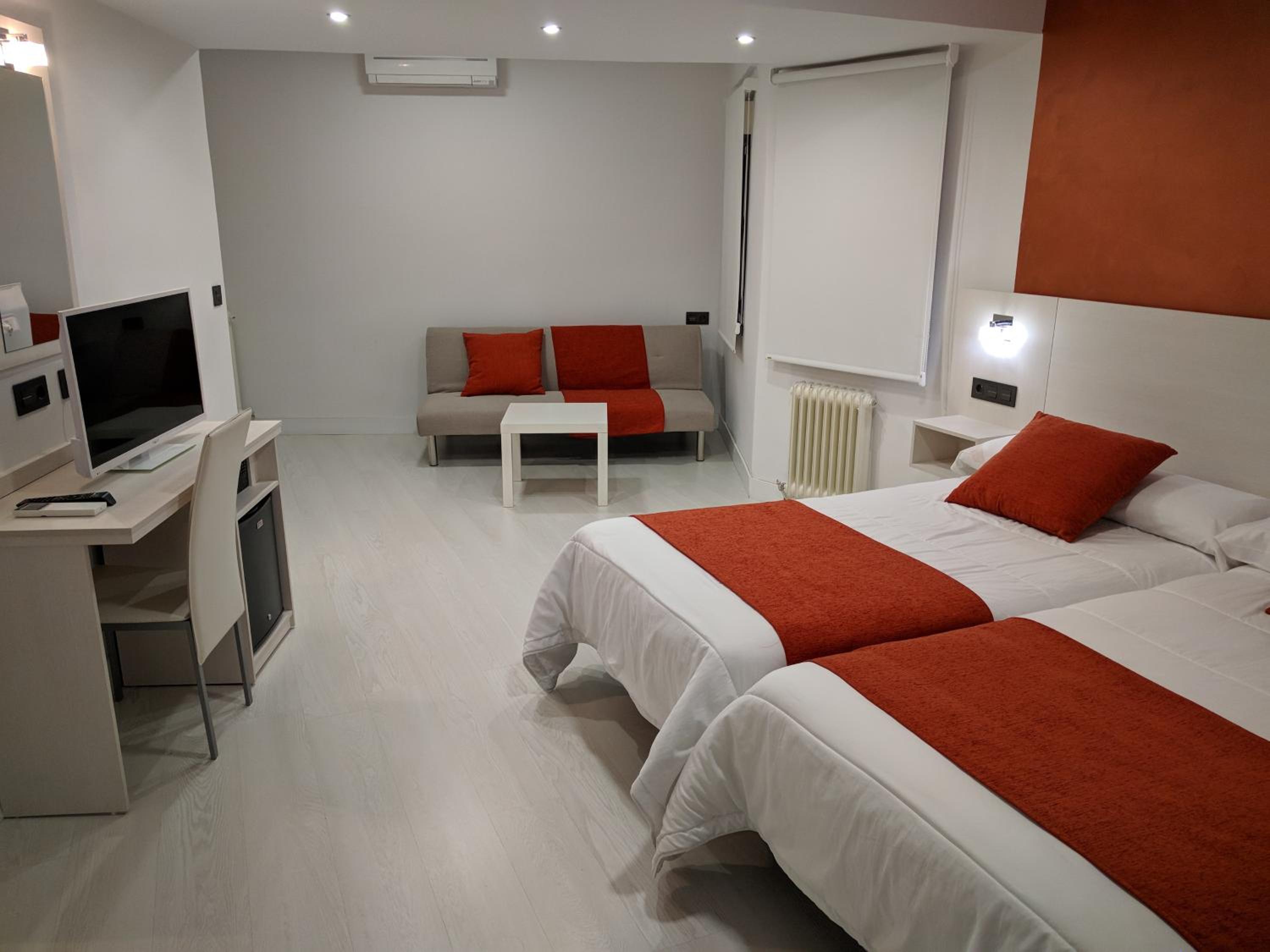 Standard Twin Room with Sofa - Photo 8