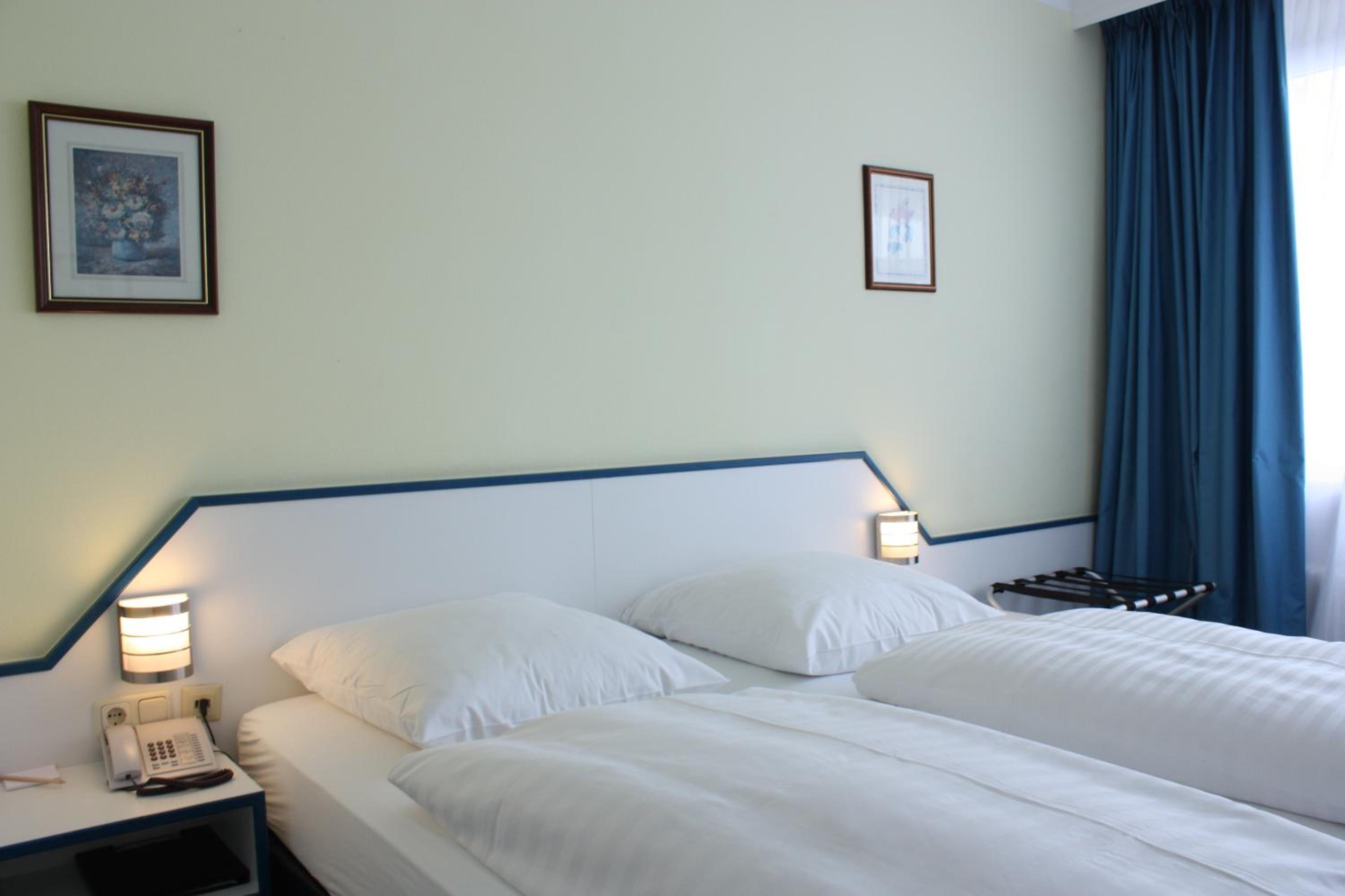 Standard Twin Room - Photo 10