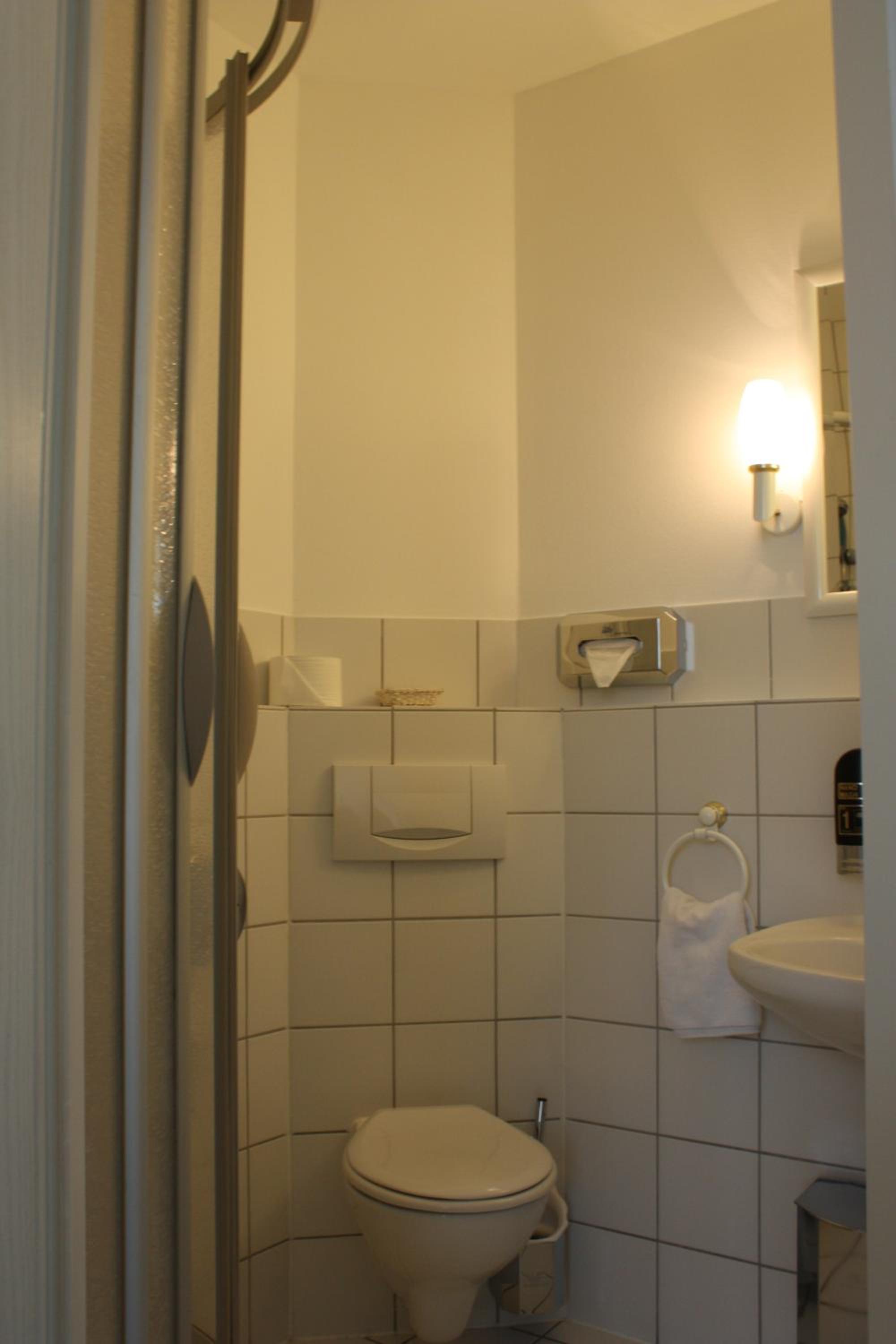 Standard Twin Room - Photo 9