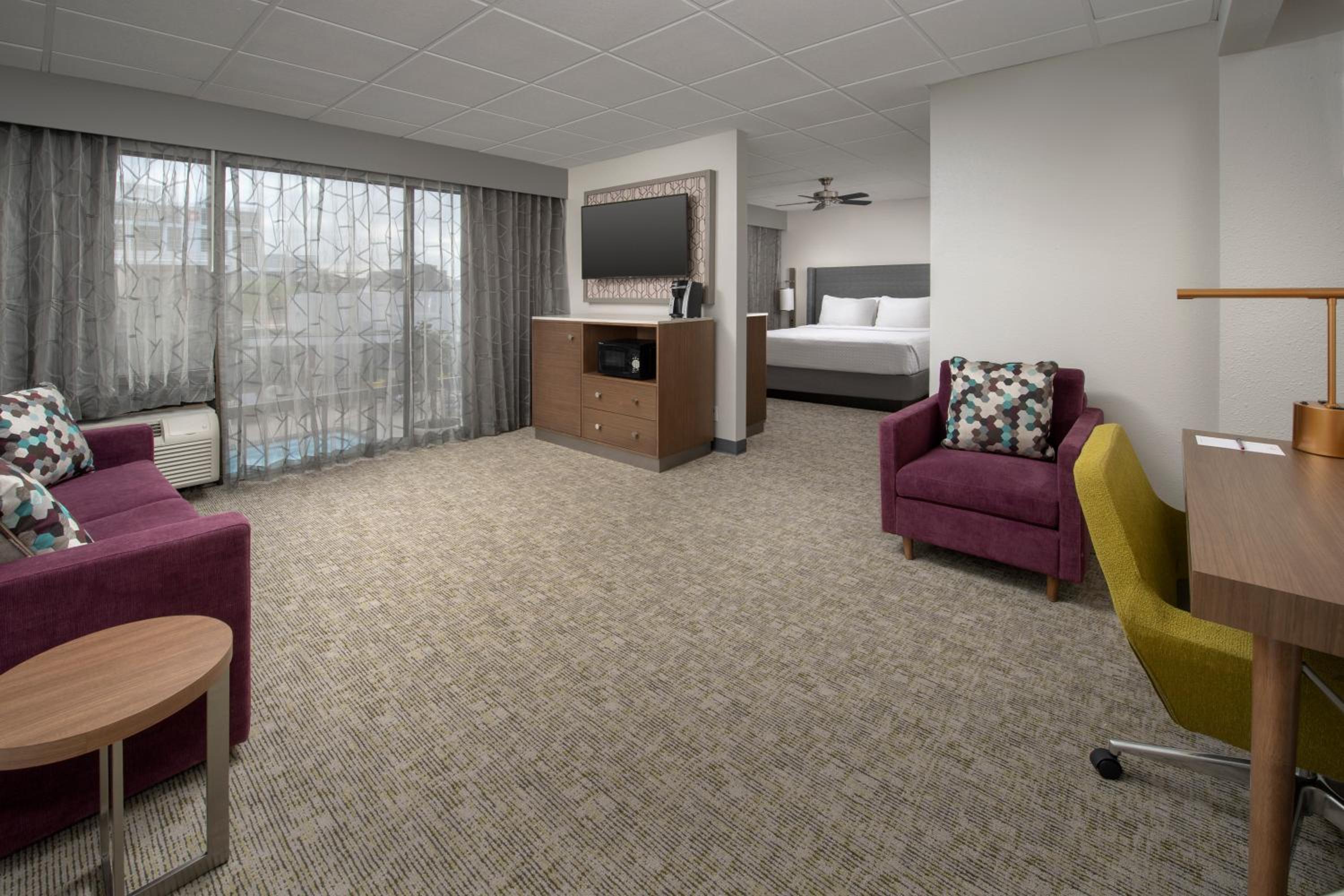 Junior King Suite with Sofa Bed - Photo 2