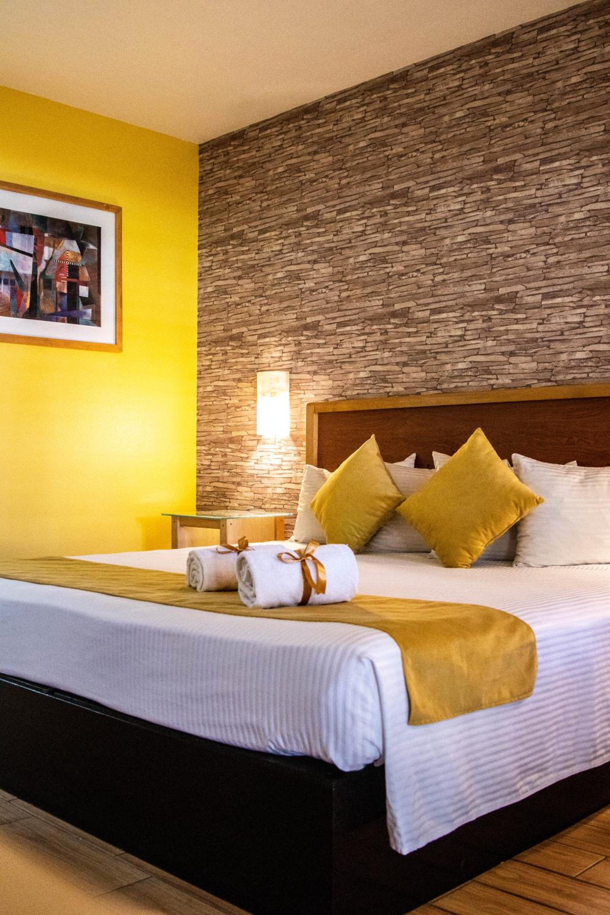 Double Room with Pool View - Photo 4