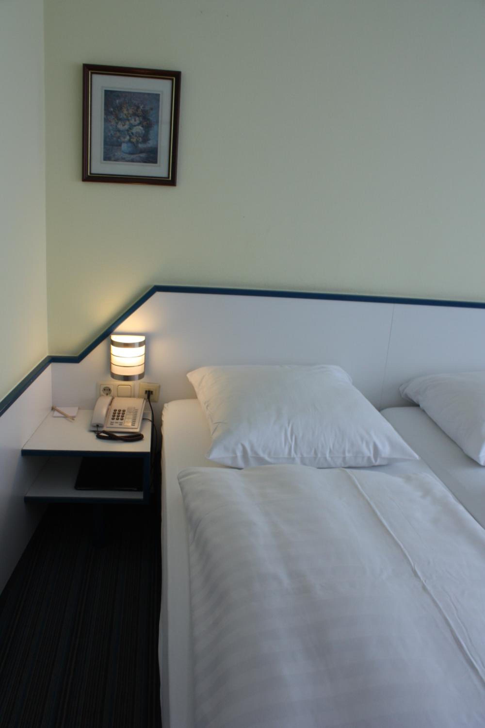 Standard Twin Room - Photo 6