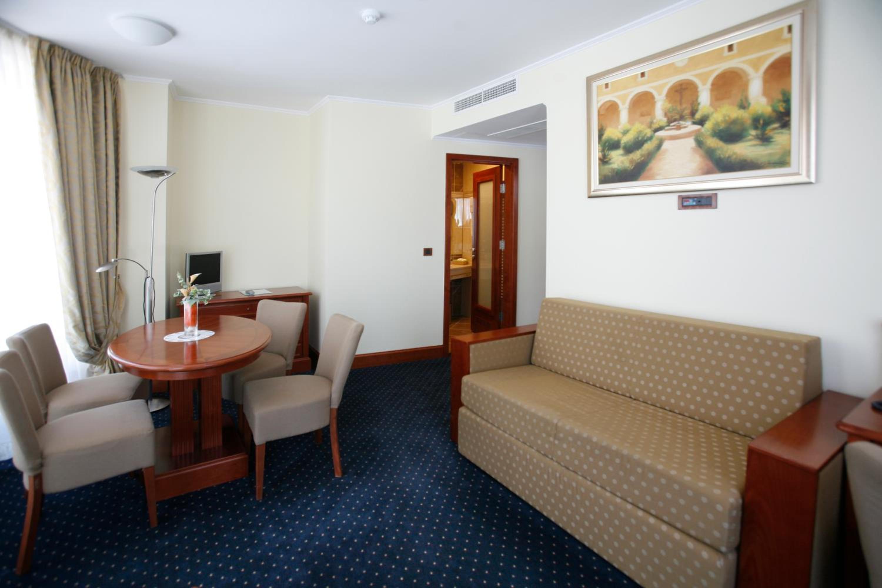 Double or Twin Room - Photo 8