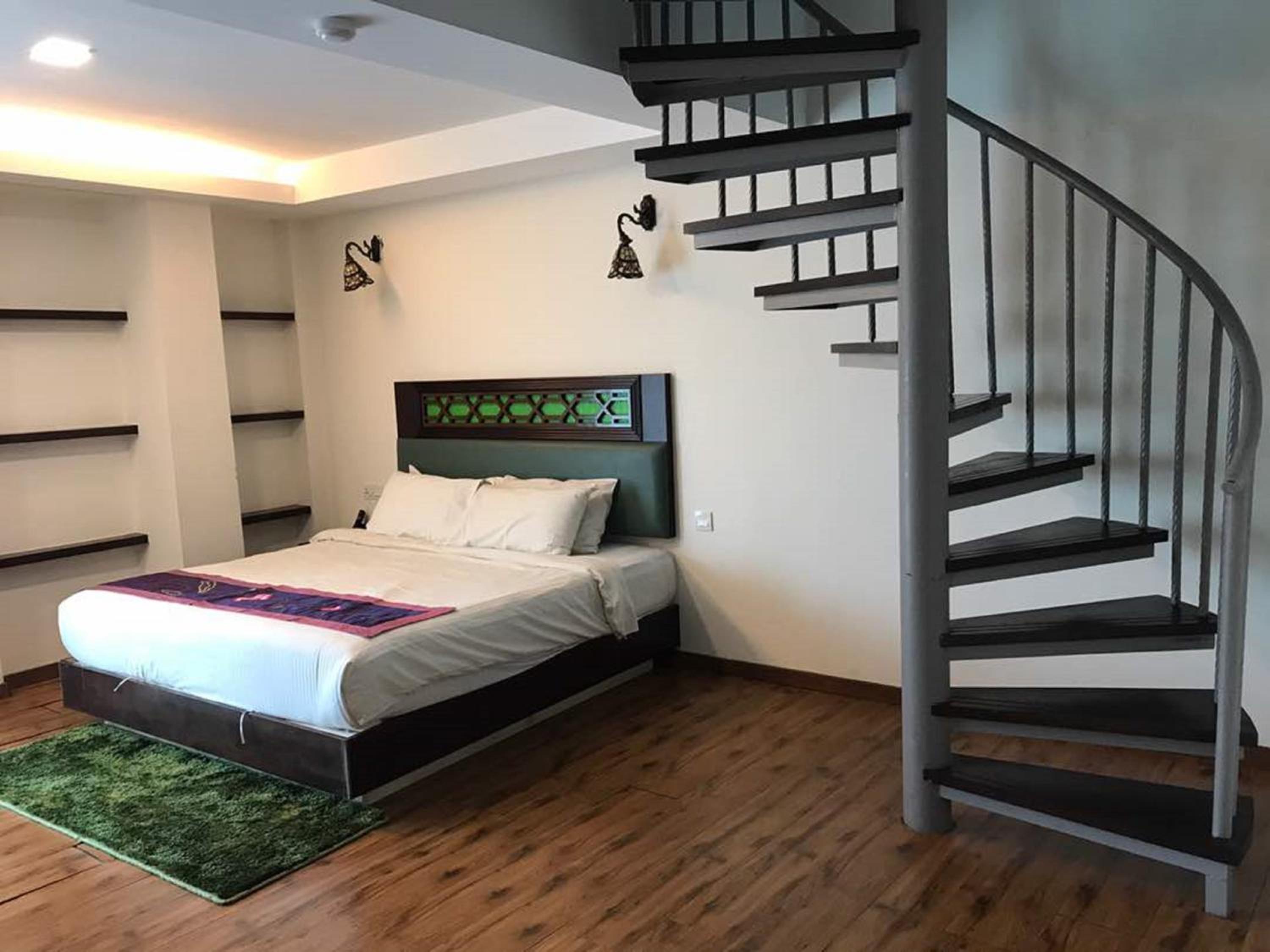 Classic Premier Family-8 Suite with Spiral Staircase photo 2