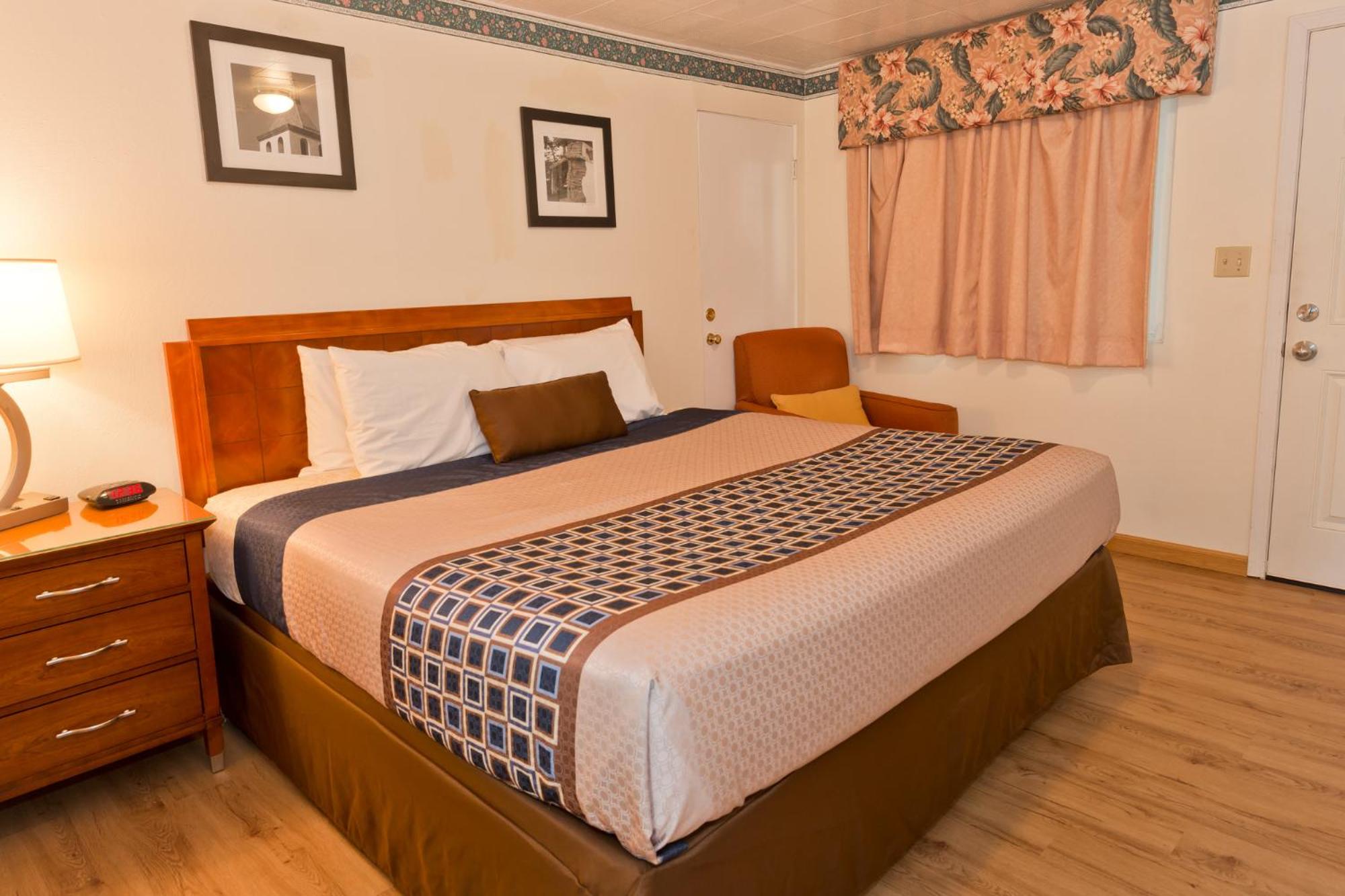Standard King Room photo 3