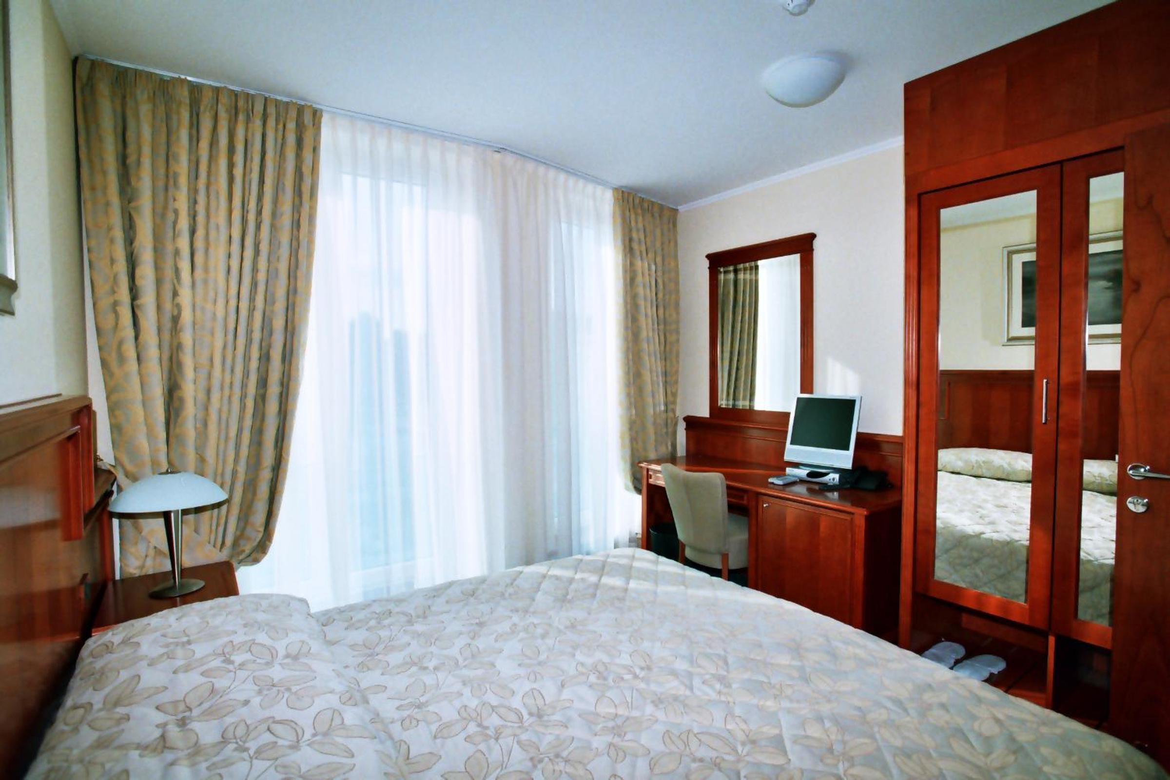 Double or Twin Room - Photo 9