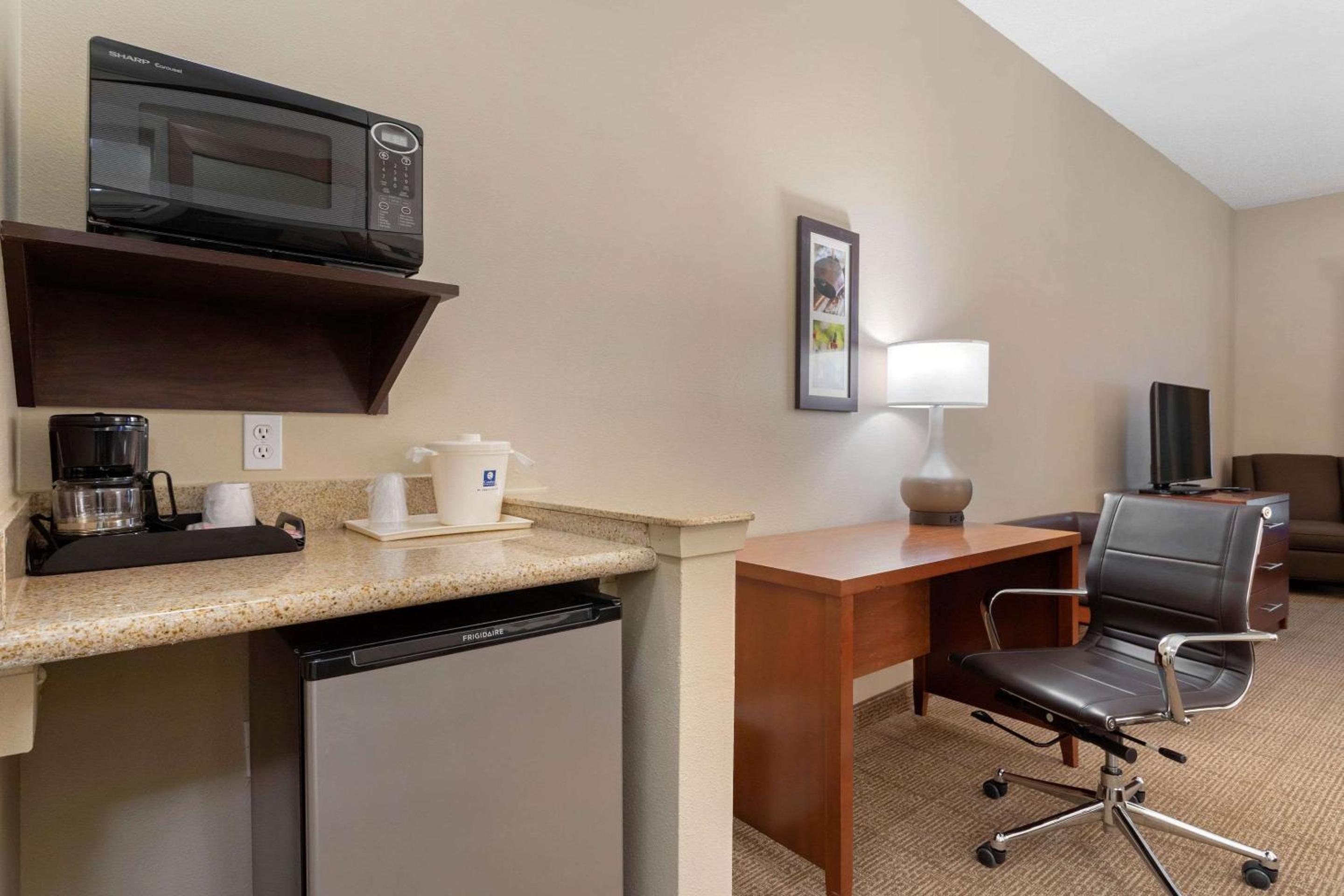 King Suite - Non-Smoking - Photo 2