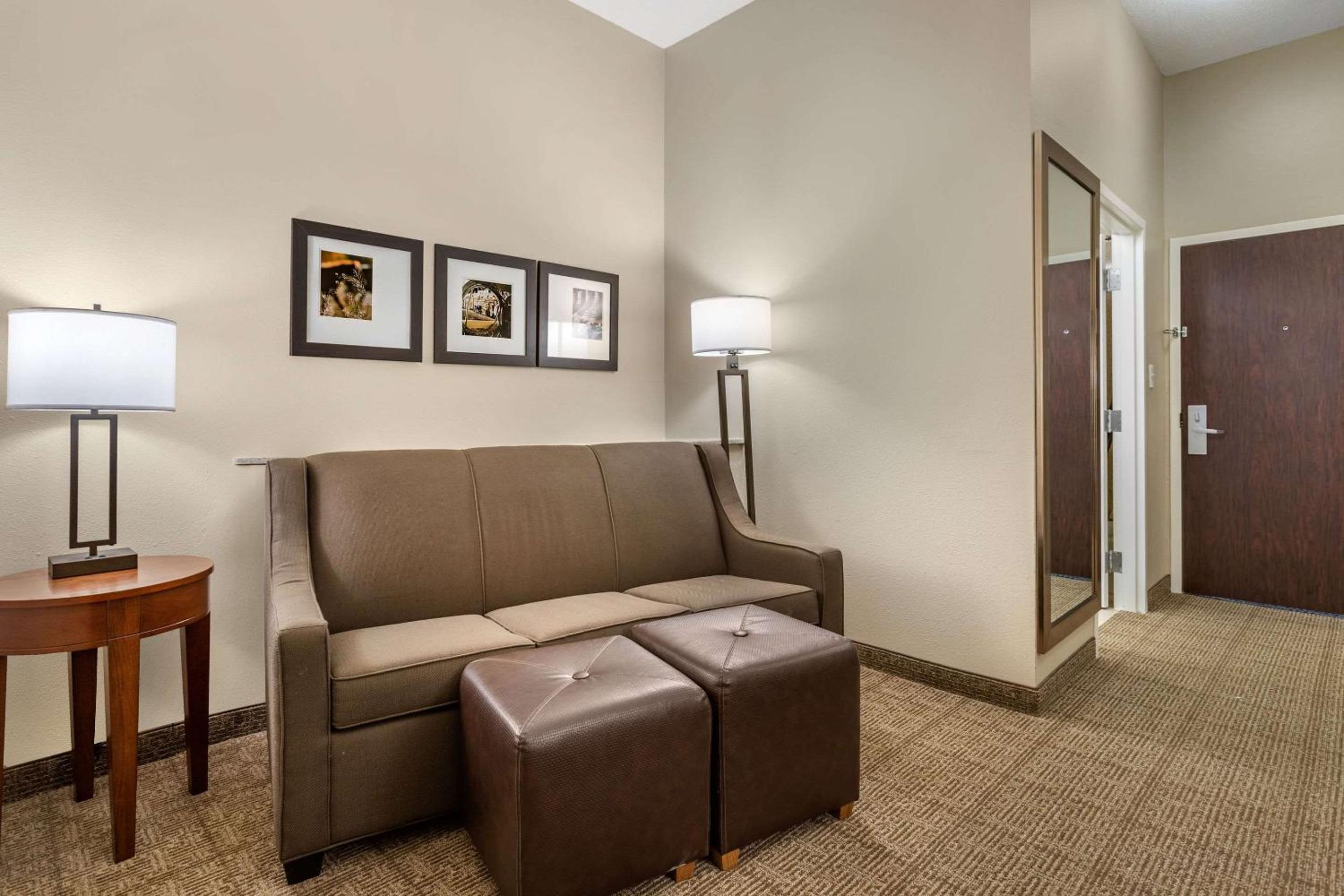 King Suite - Non-Smoking - Photo 7