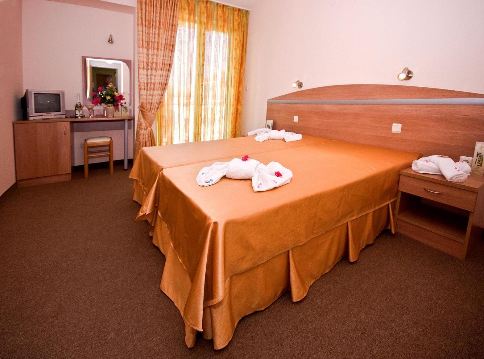 Economy Double or Twin Room (No Balcony) photo 2