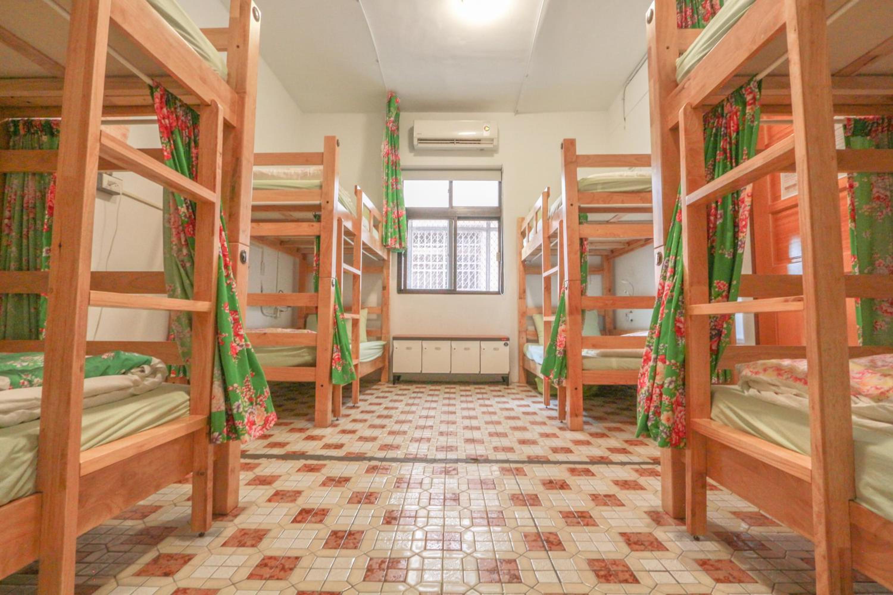 Bed in 8-Bed Mixed Dormitory Room photo 1