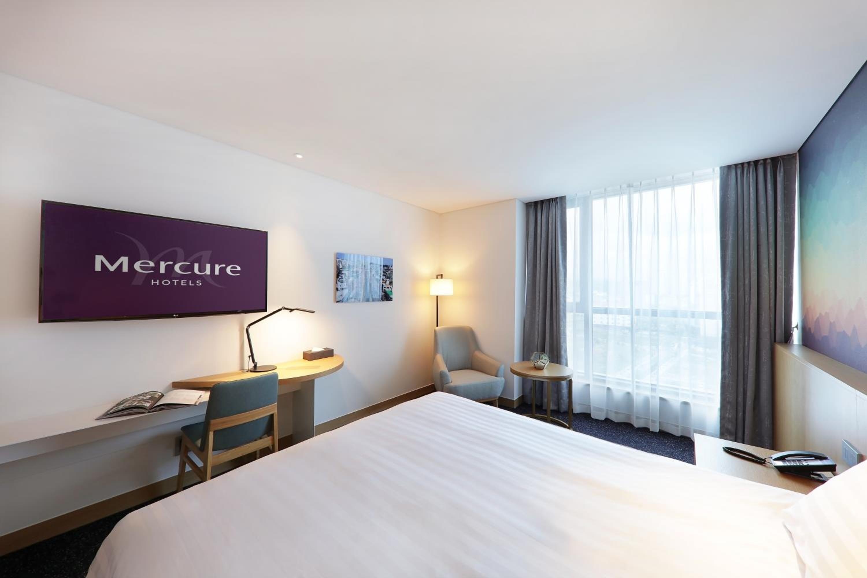 Superior King Room with Partial Ocean View - Photo 4