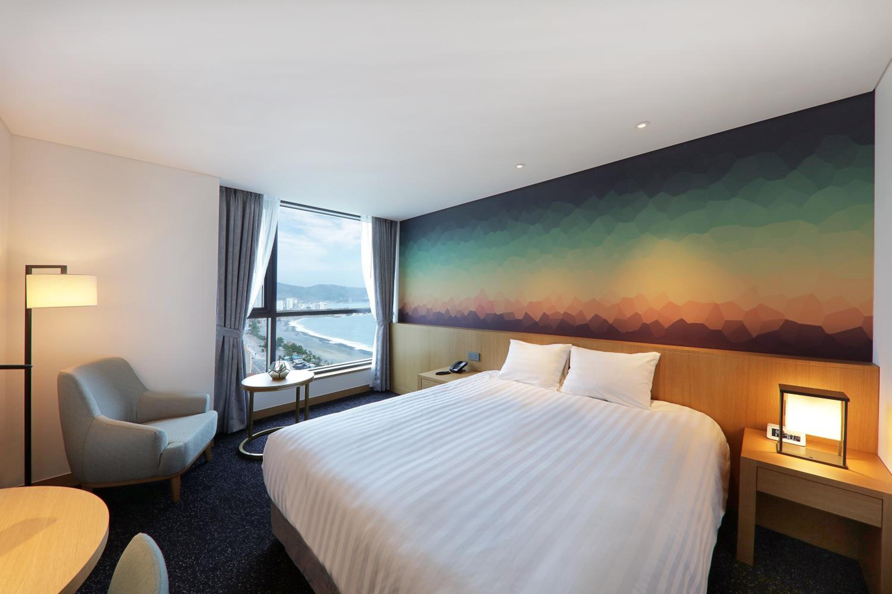 Superior King Room with Partial Ocean View - Photo 3