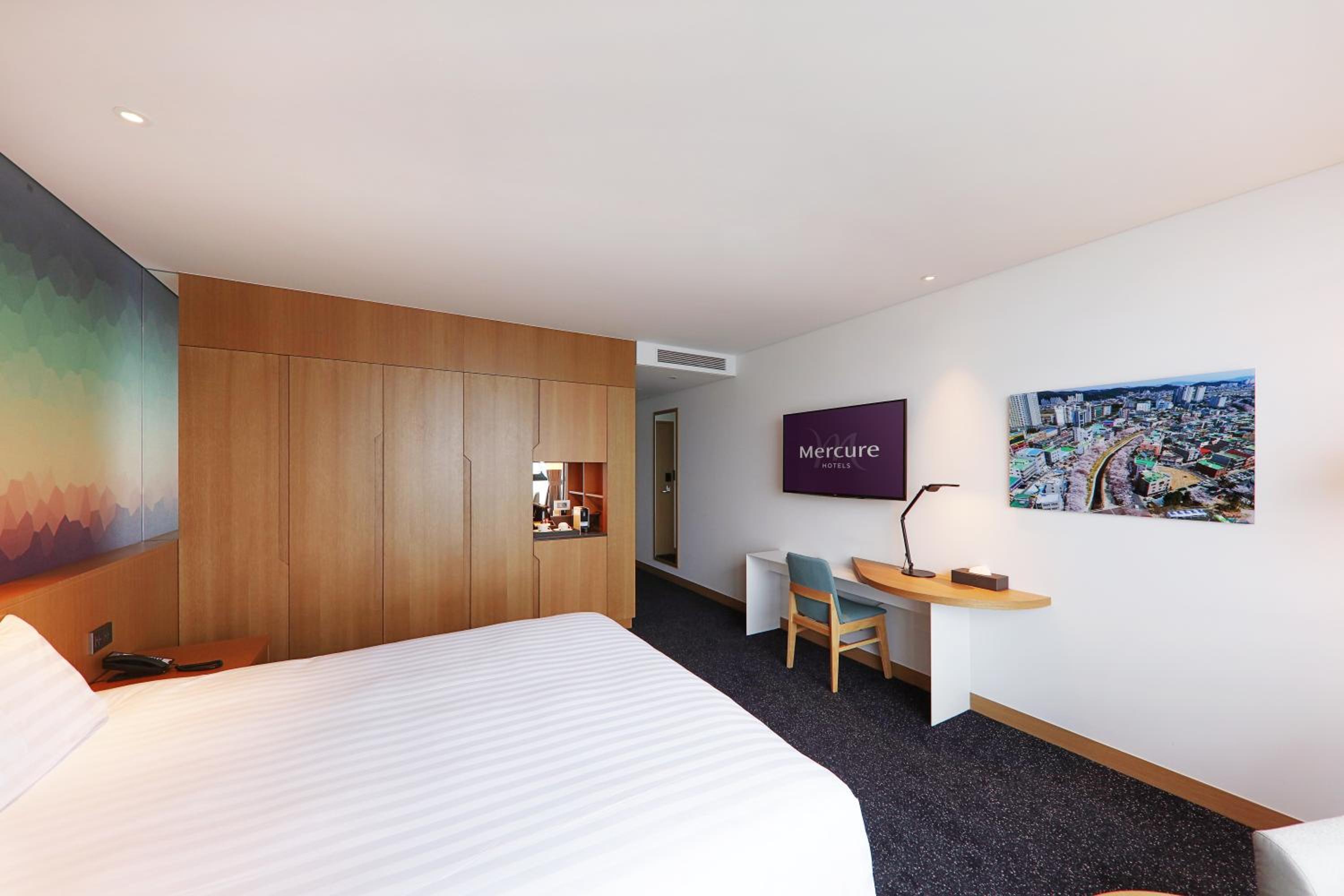 Superior King Room with Partial Ocean View - Photo 6