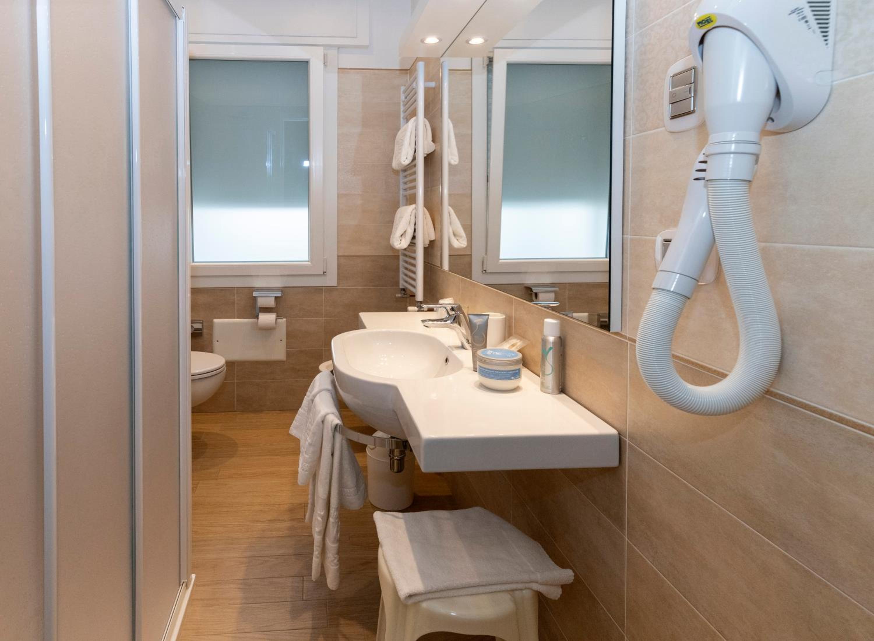 Double or Twin Room with Balcony - Photo 7