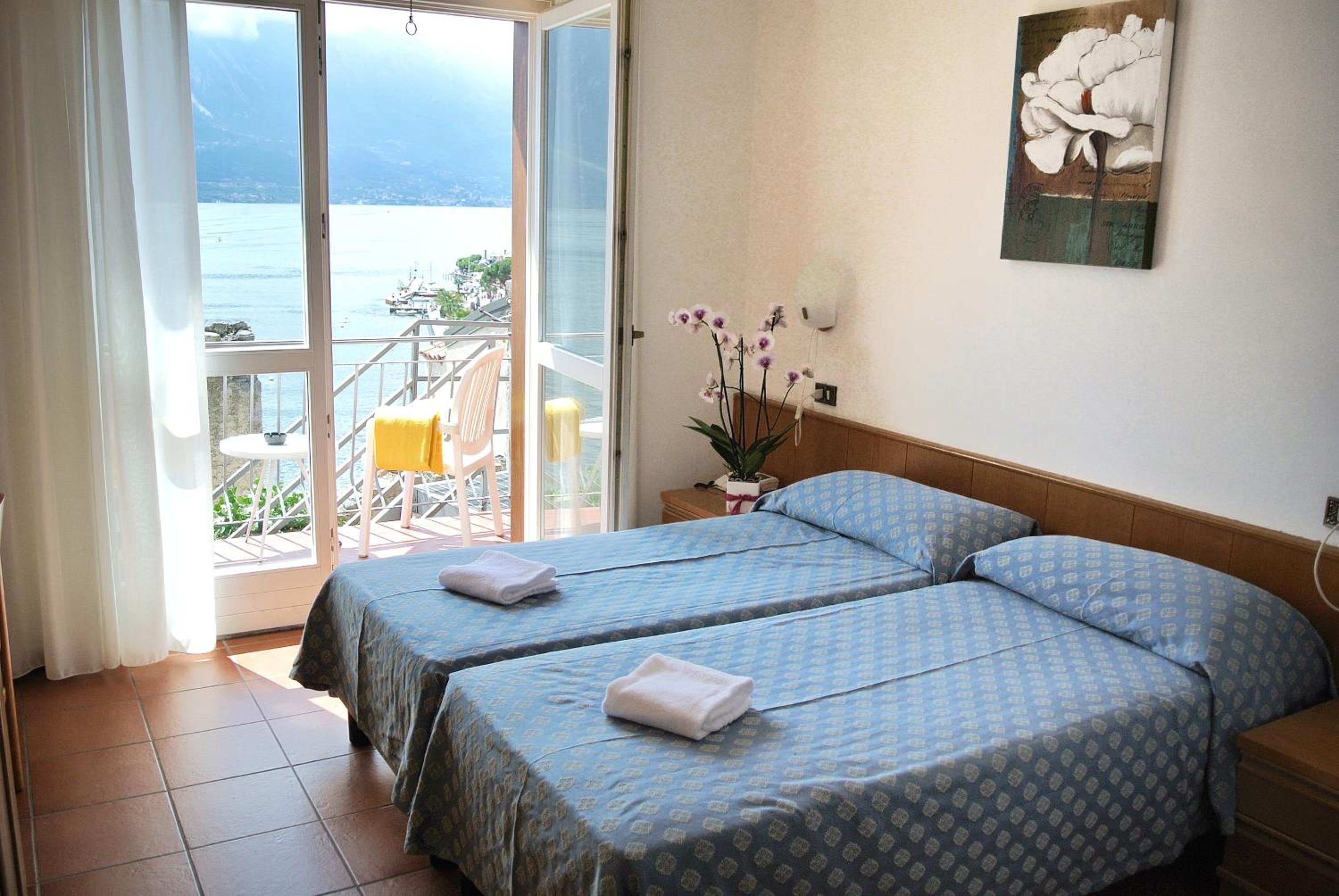 Double or Twin Room with Lake View photo 3