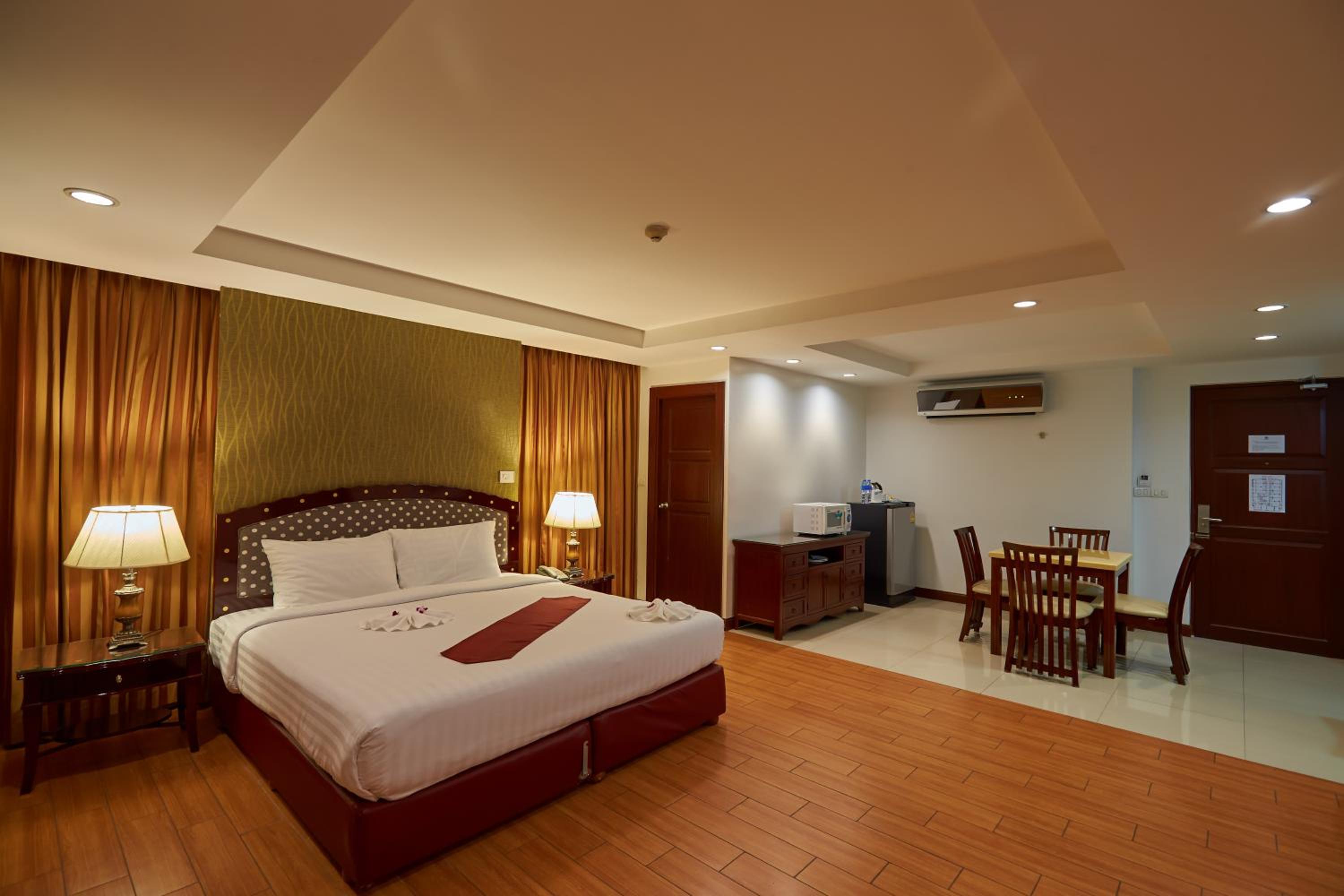 Deluxe King Room photo 2