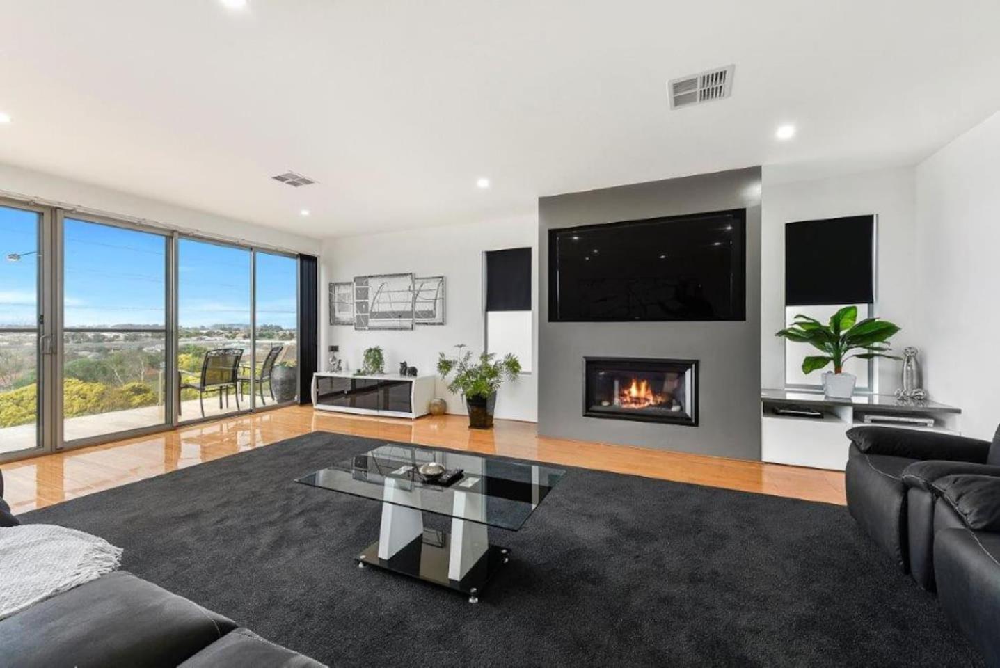 Three-Bedroom Apartment - Photo 4