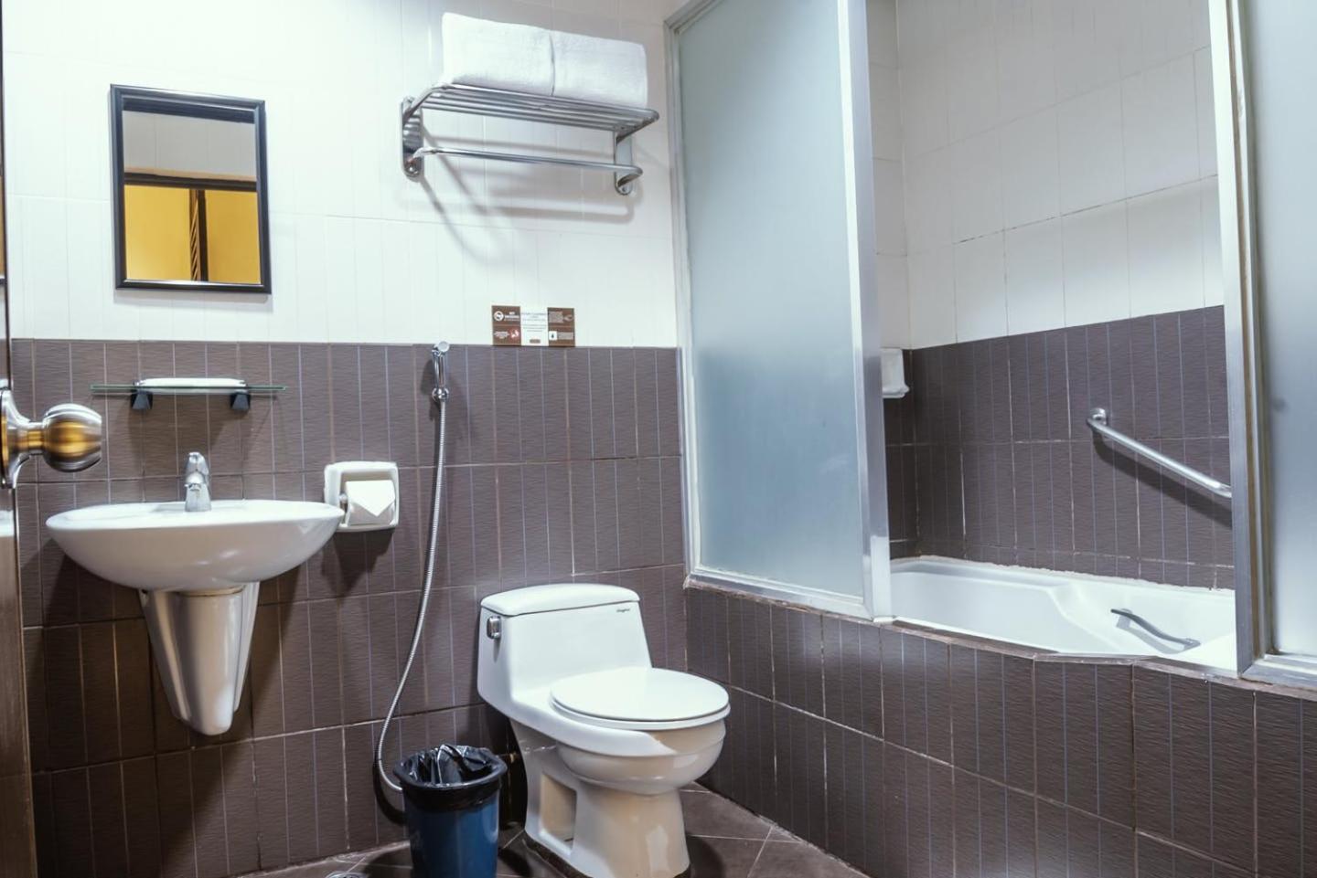 Deluxe King Room - Photo 9